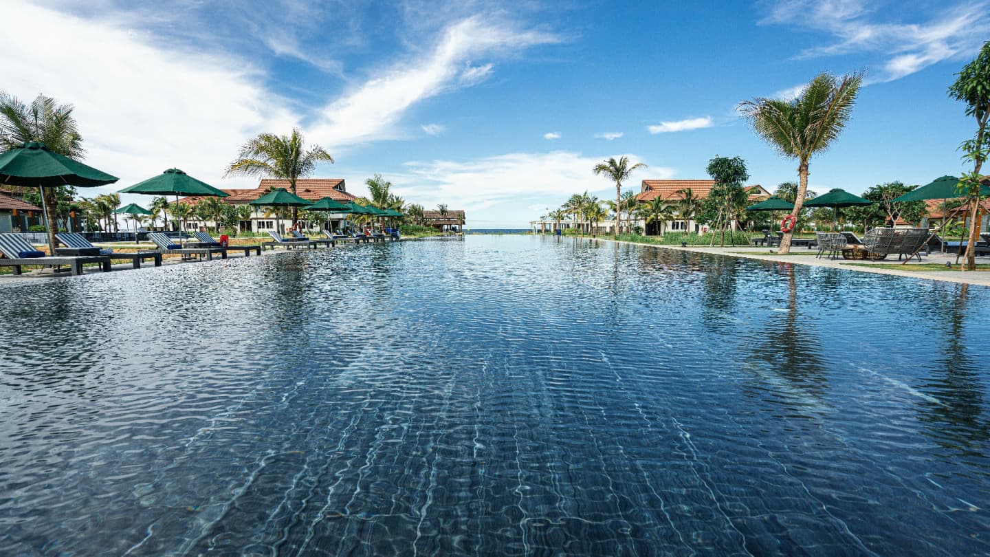 Luxury Stunning Complex w/ Meeting Rooms + Pool + Gym photo 1