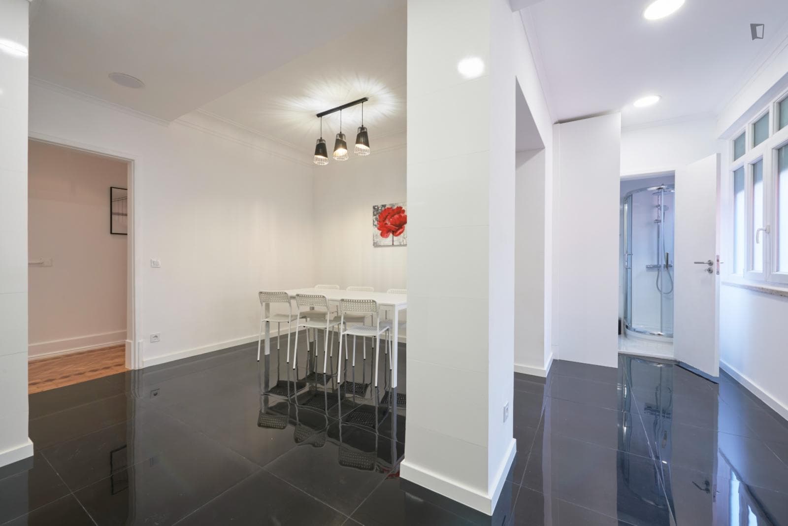 Comfy single bedroom in a 6-bedroom flat photo 1