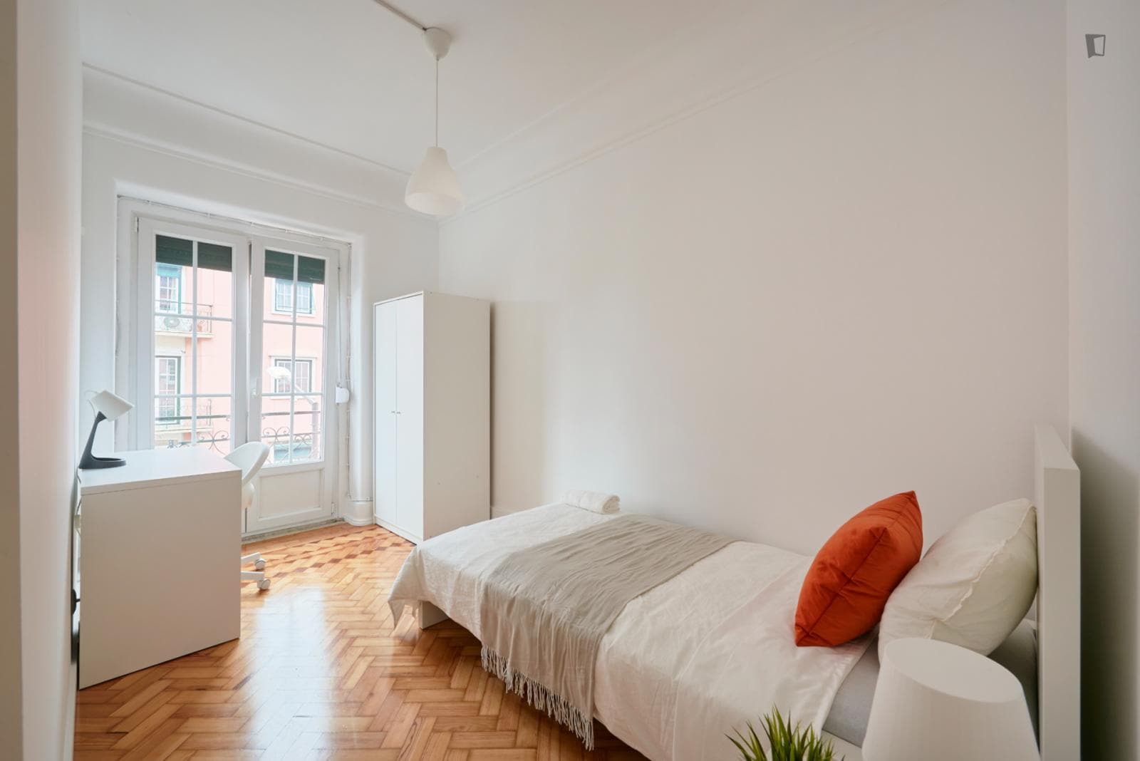 Sunny single bedroom next to Rato metro station photo 1
