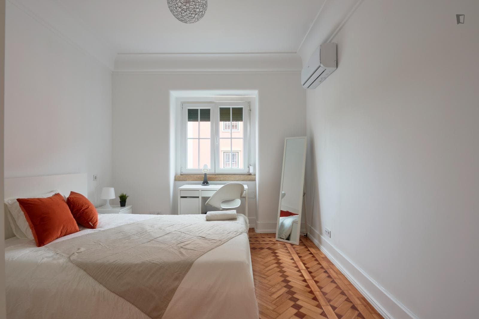 Bright double bedroom in Amoreiras neighborhood photo 1