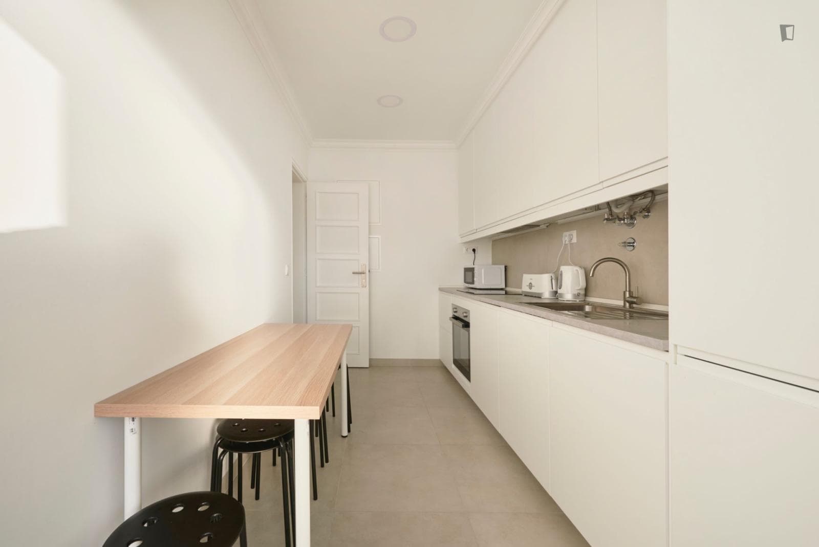 Luminous single ensuite bedroom in Arroios photo 1