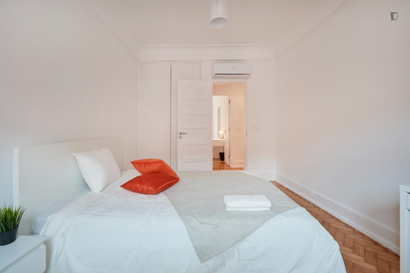 Charming double bedroom with air conditioning and an excellent location photo 1
