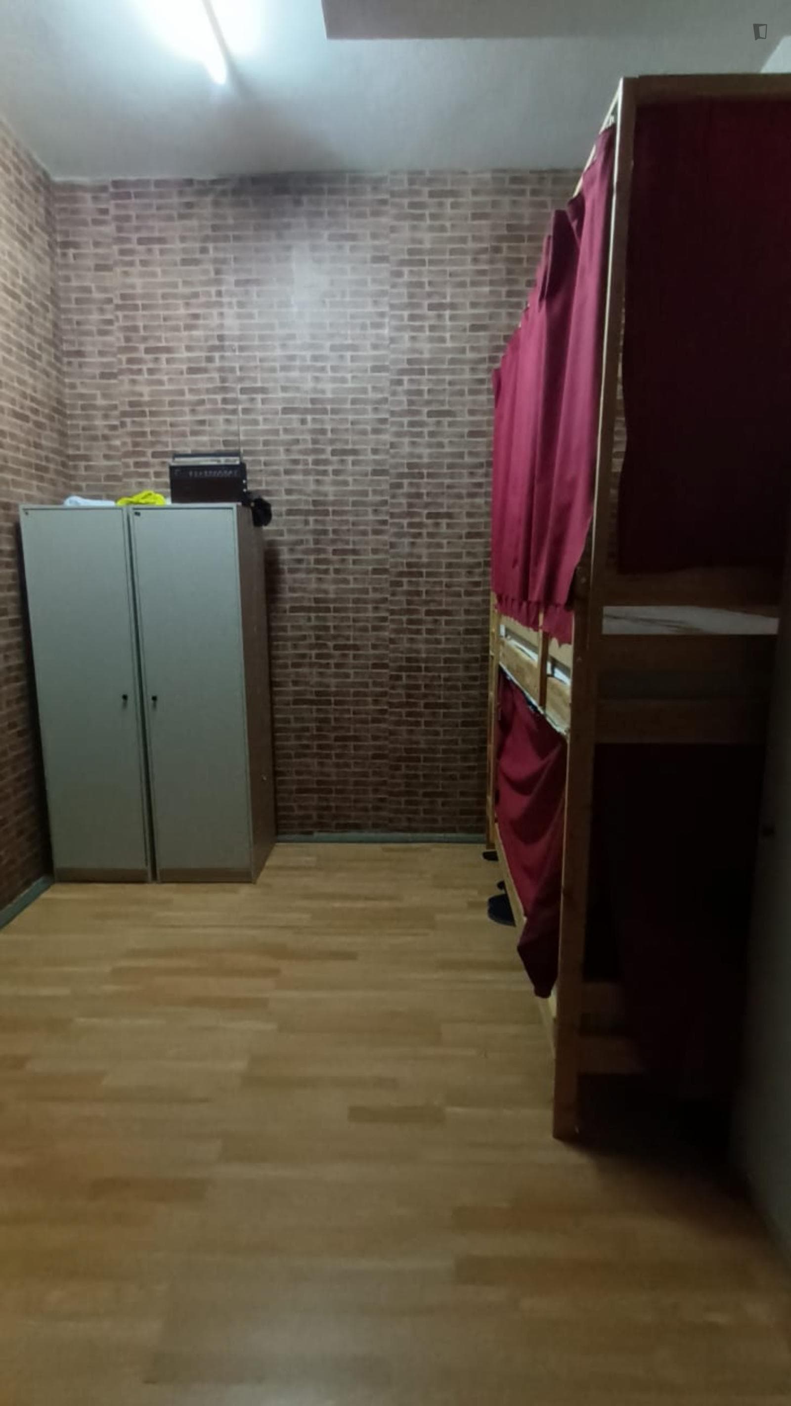 Bed in a nice 6-bed dorm, in Sintra photo 1