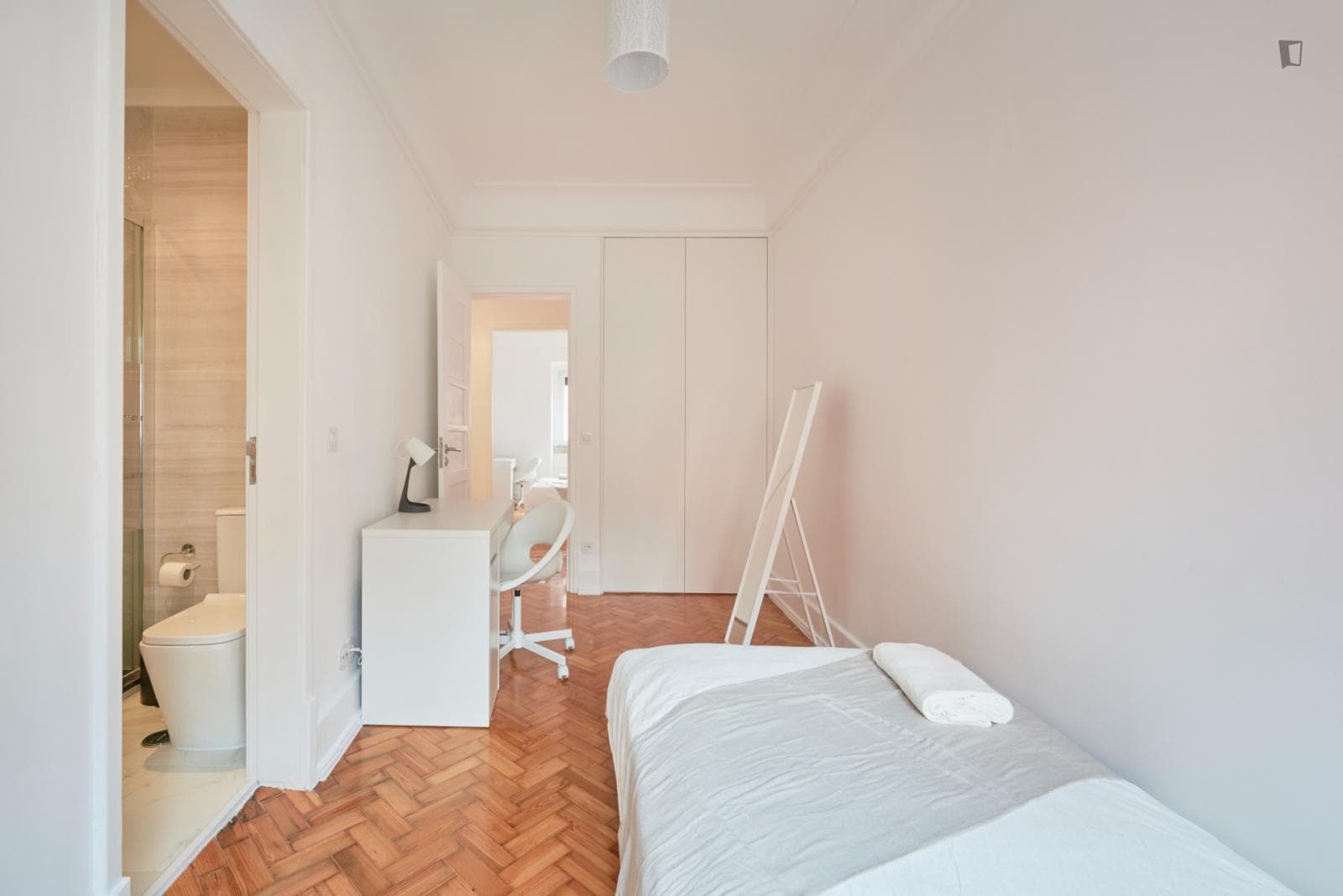 Lovely single ensuite bedroom in Amoreiras photo 1