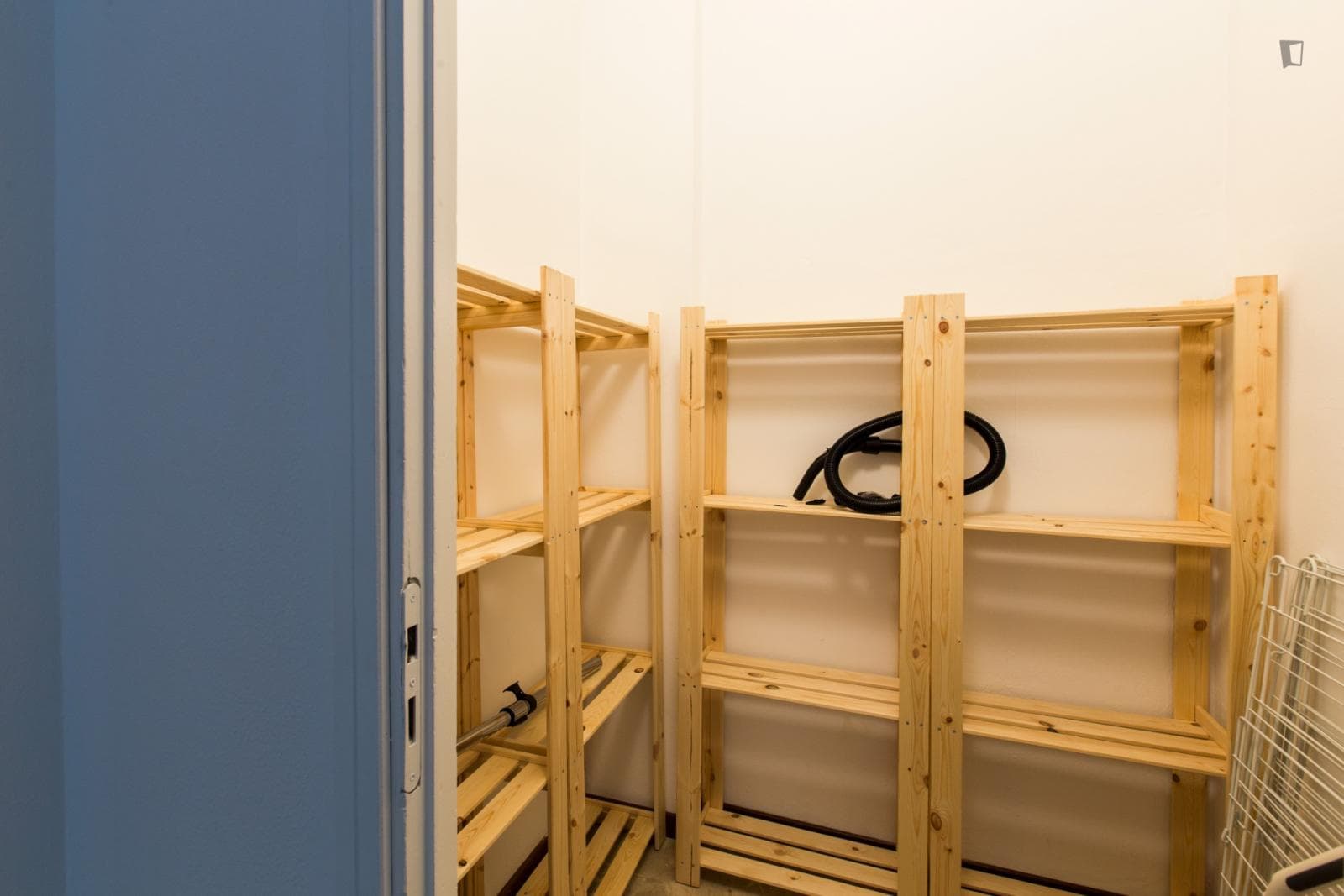 Comfy double bedroom in a four-bedroom flat in Cesano Boscone photo 1
