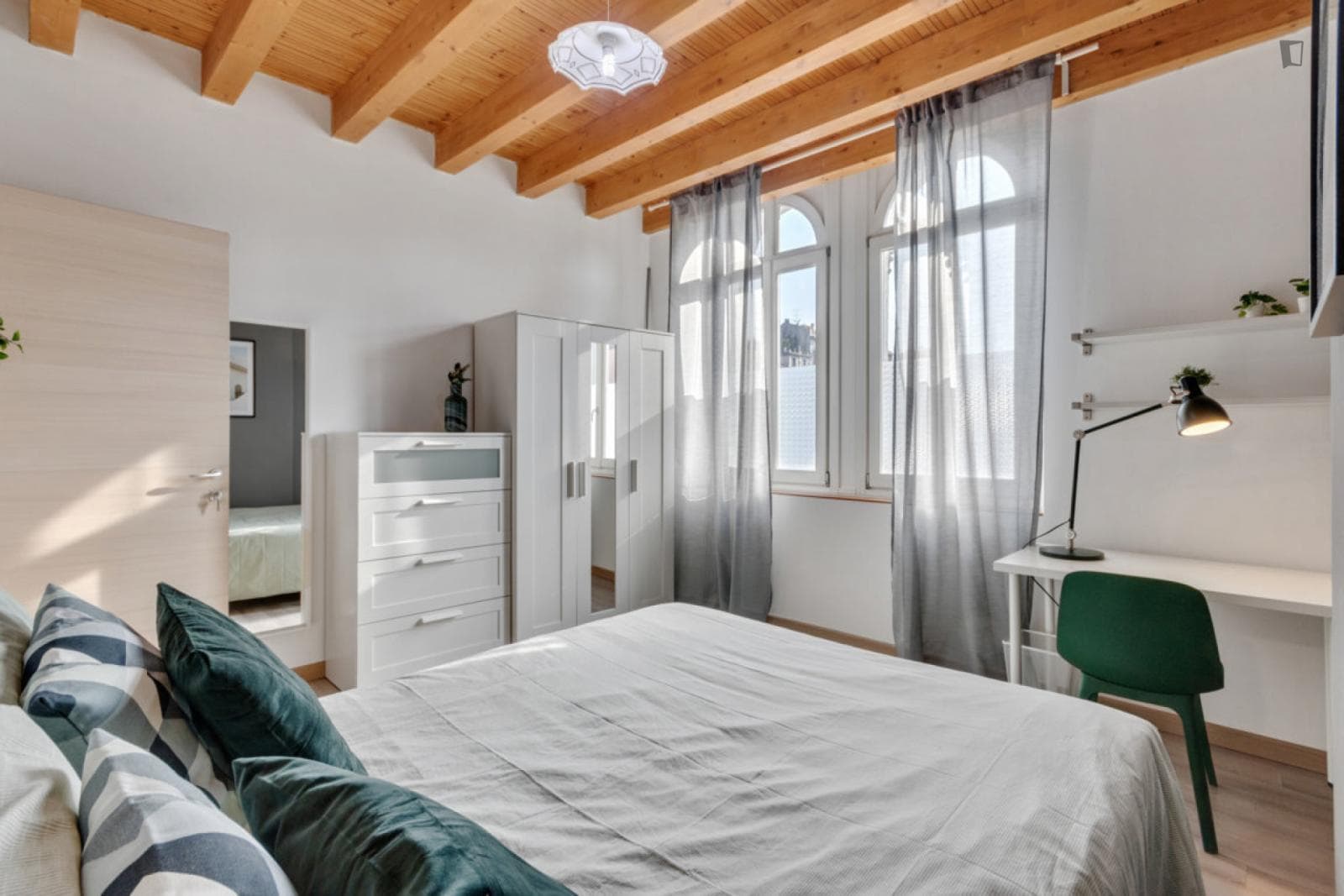 Stunning double bedroom next to the central station photo 1