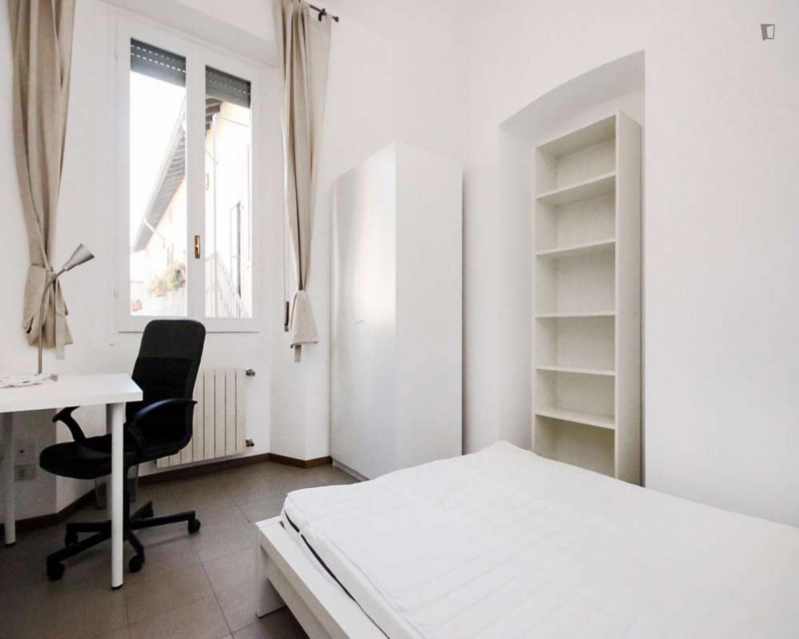 Comfy double bedroom in a 4-bedroom apartment close to Nuova Accademia di Belle Arti Milano photo 1