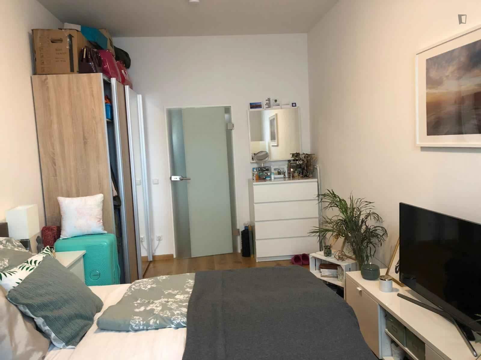 Large single bedroom with TV in the city centre photo 1