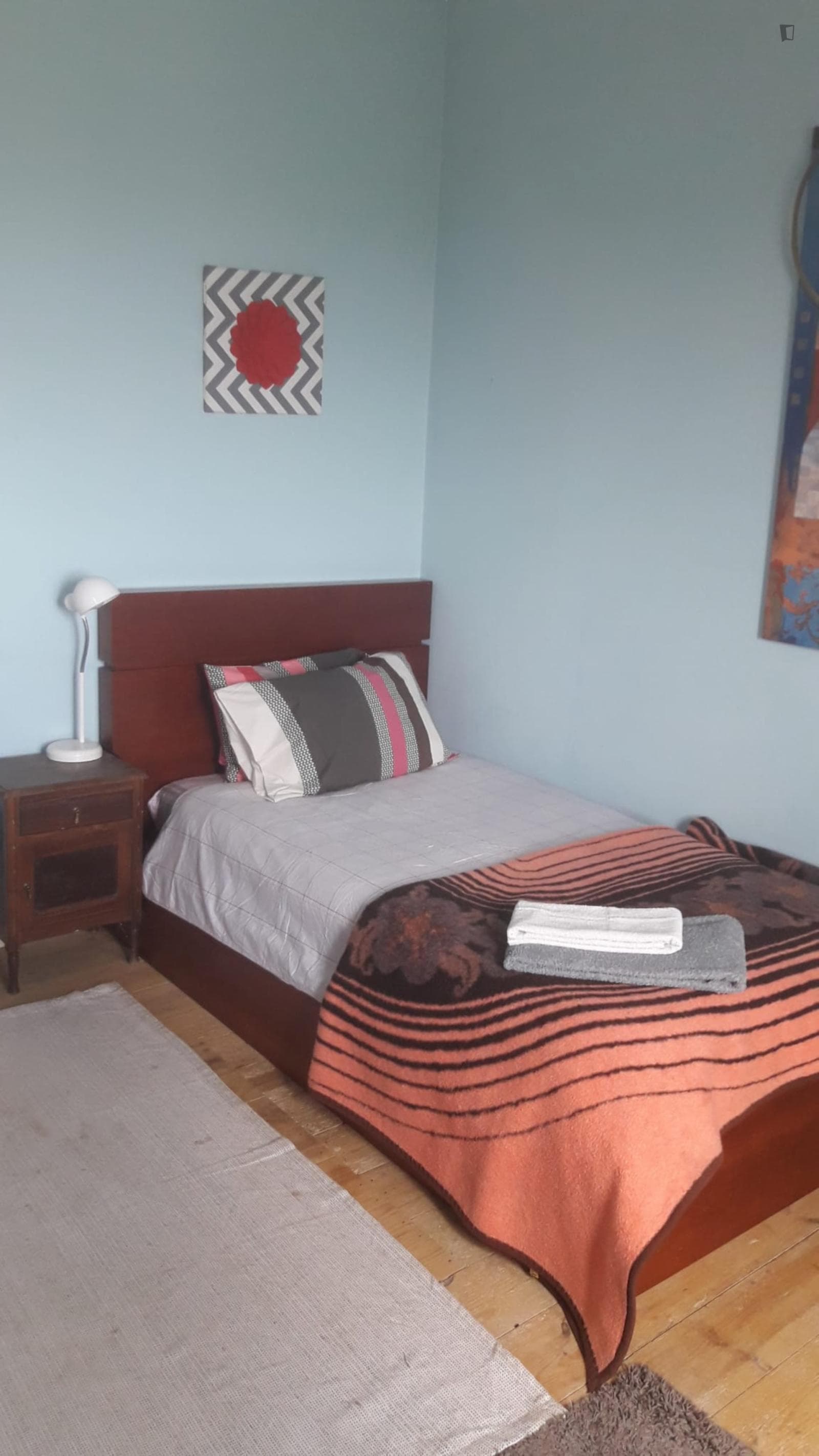Cosy single bedroom in a 3-bedroom house photo 1