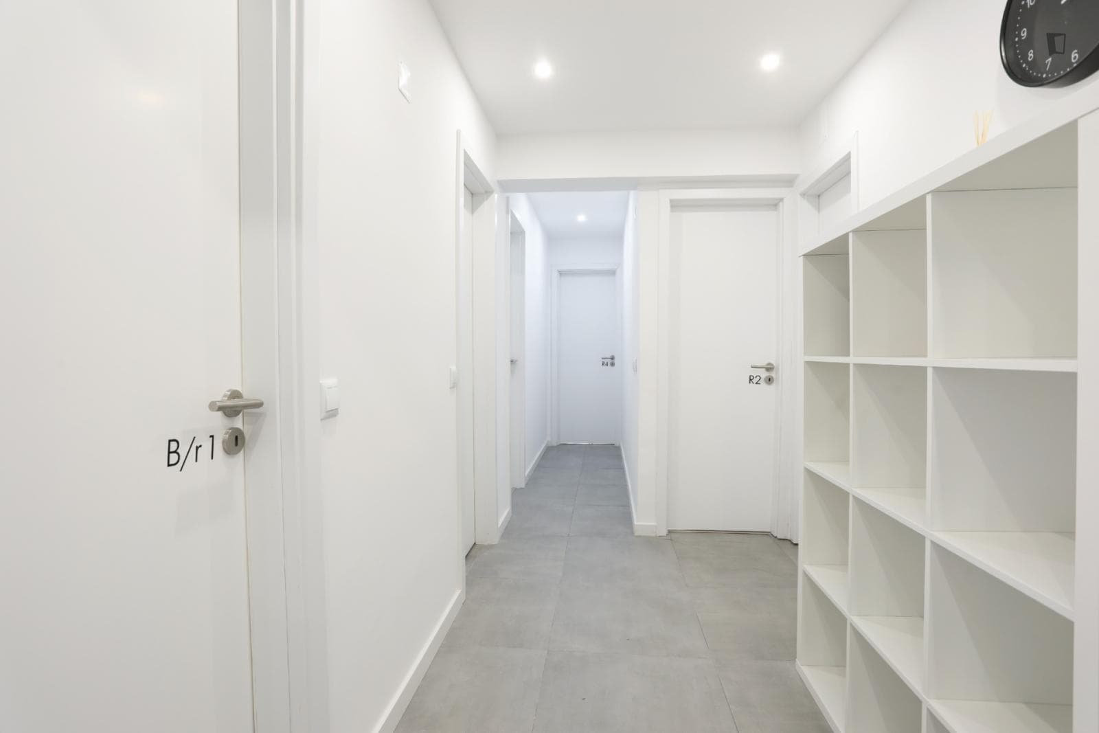 Comfy single bedroom in a 4-bedroom apartment close to Colombo Shopping Centre photo 1