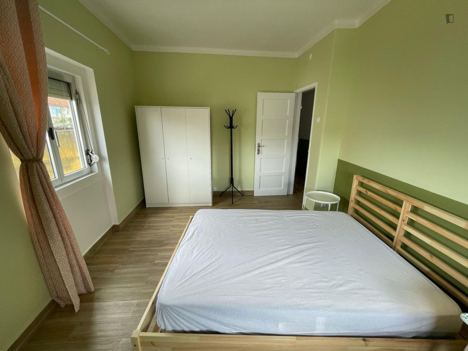 Double bedroom in 4-bedroom apartment photo 1