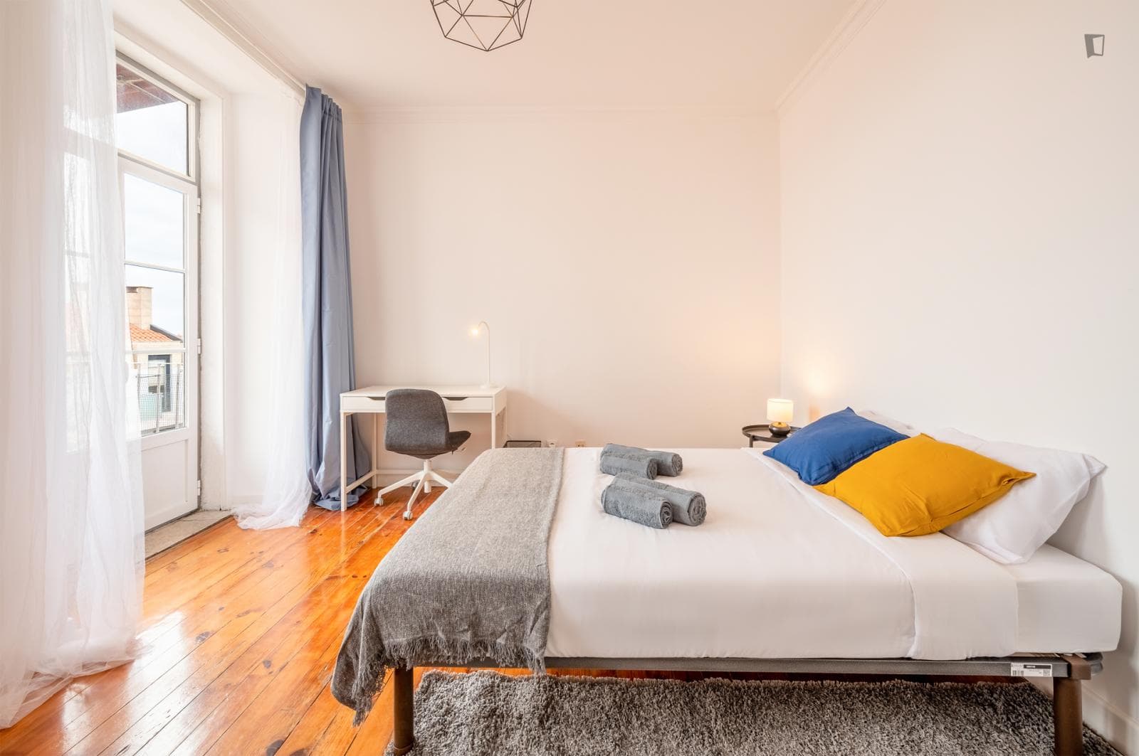 Bright double bedroom with balcony near Jardim da Estrela  photo 1