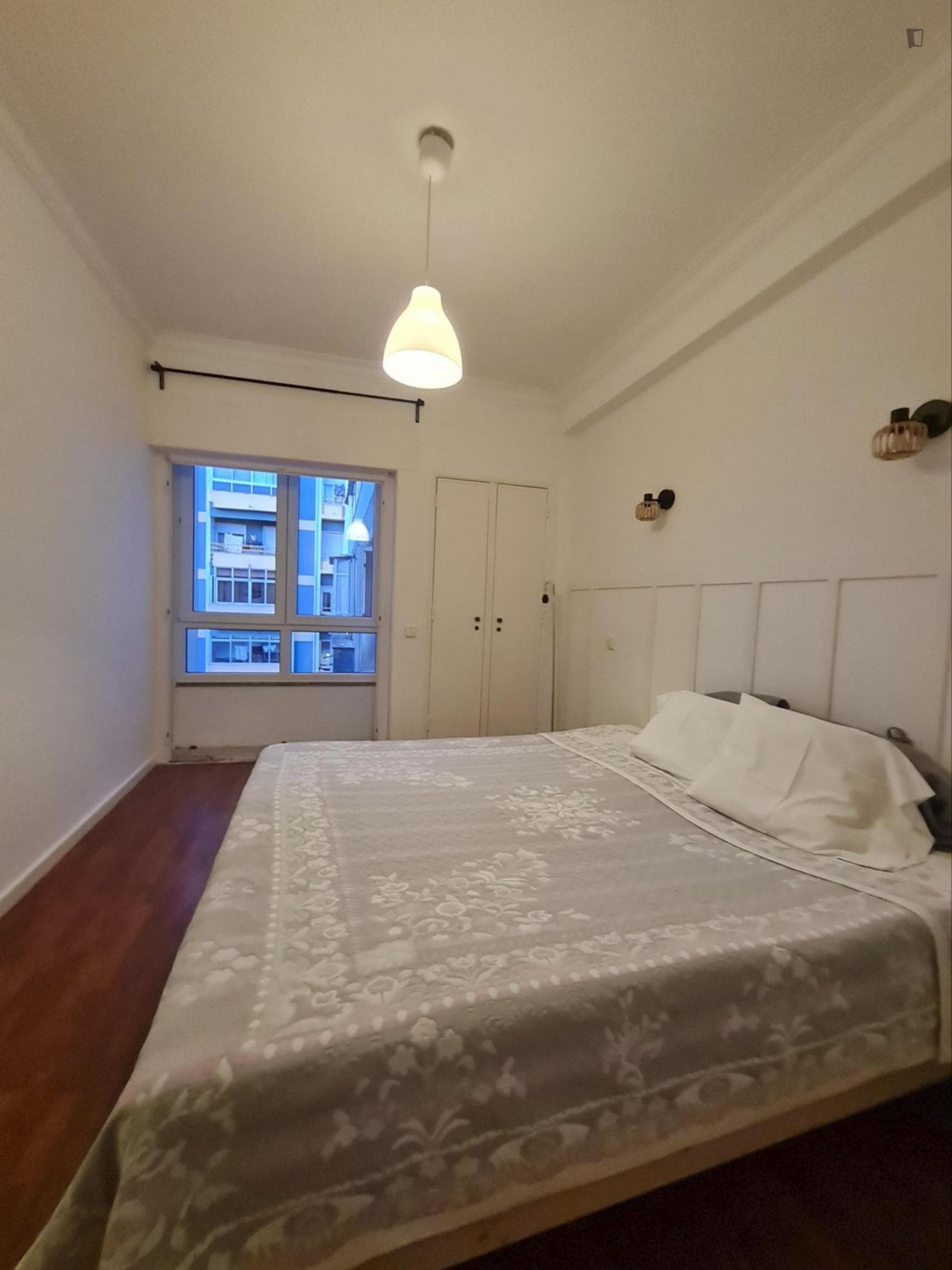 Comfy double bedroom next to Rio de Mouro train station photo 1