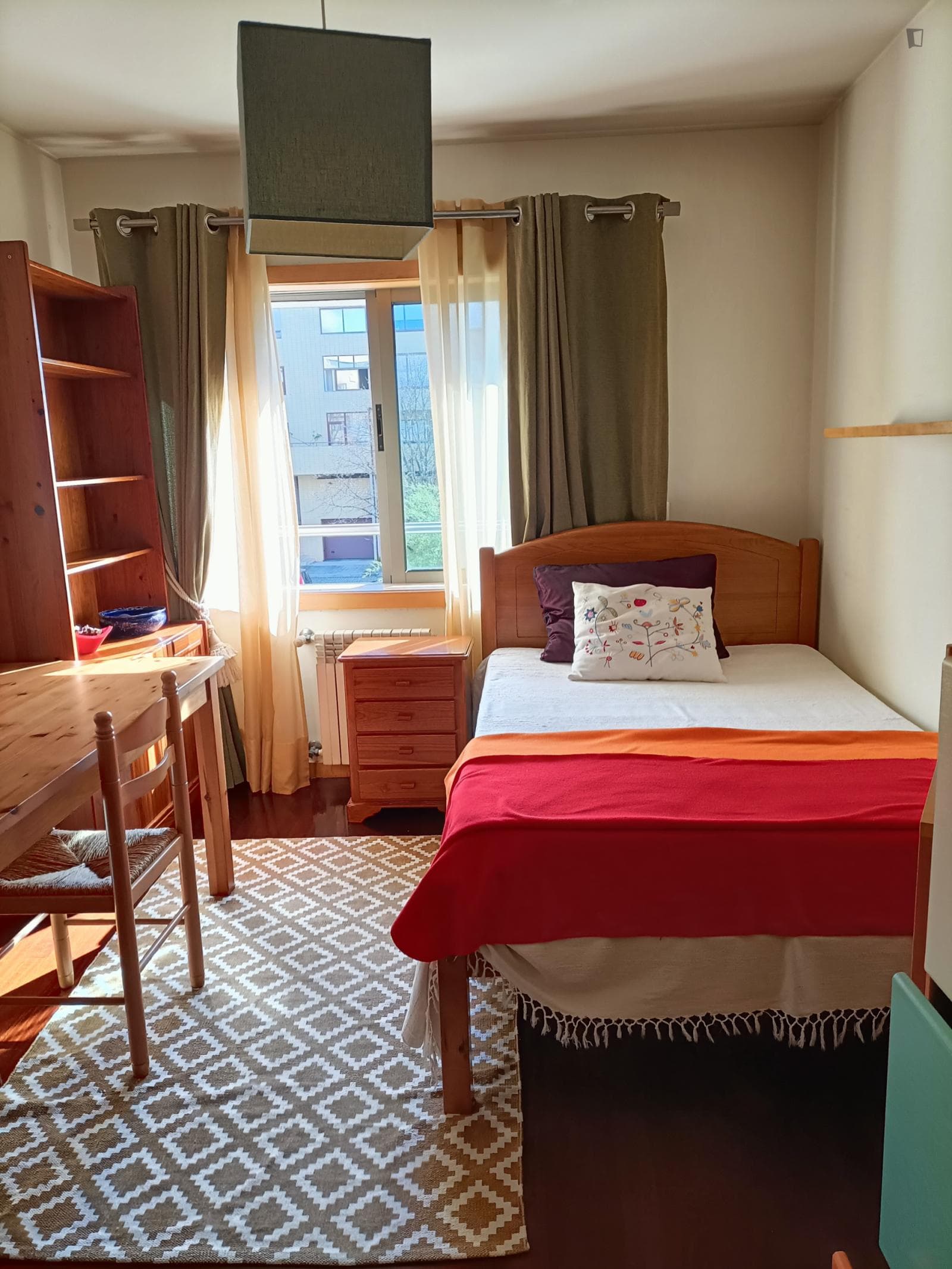 Bright double bedroom next to ISEP photo 1