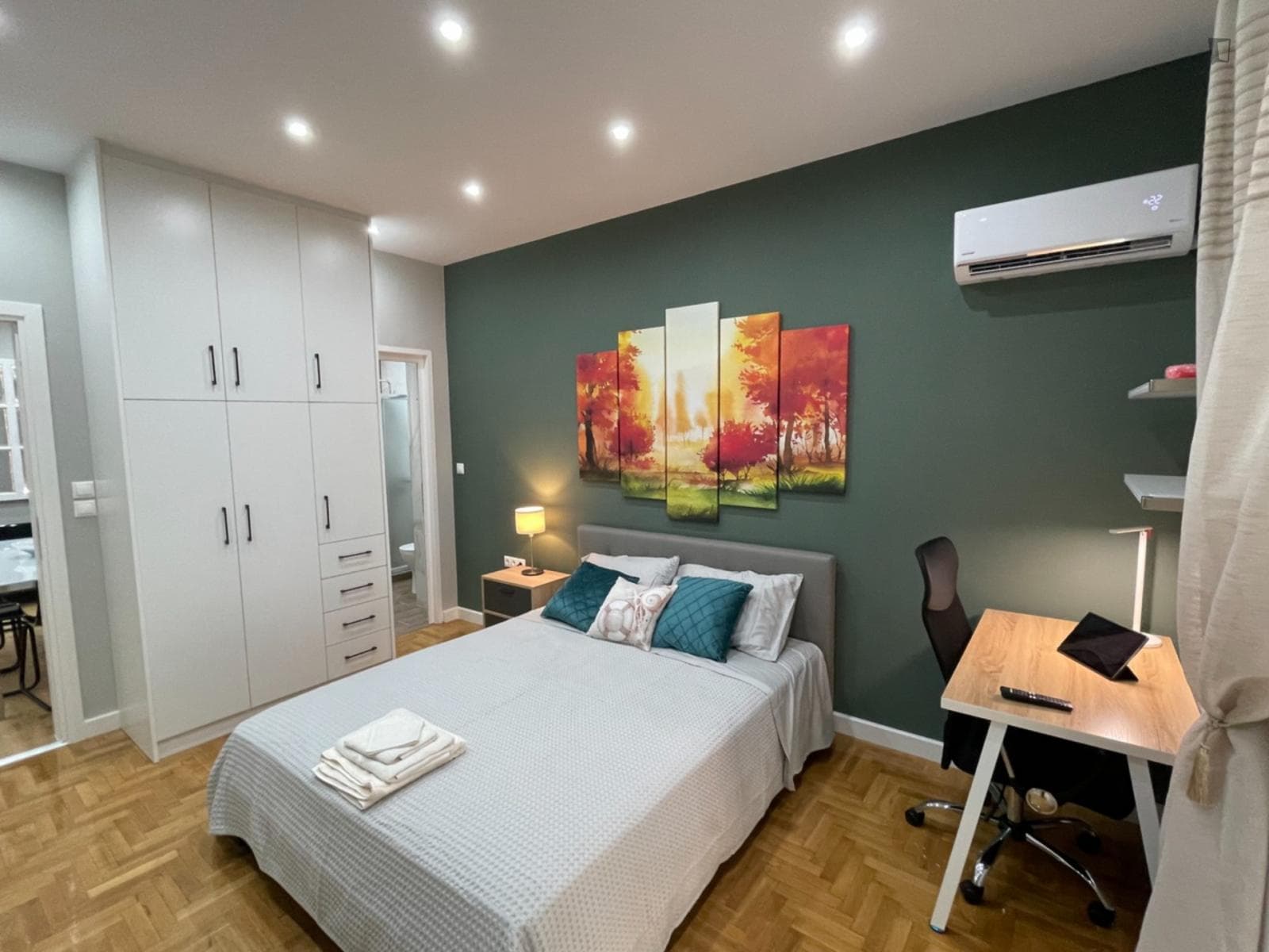 Inviting double ensuite bedroom in the Amerikis Square area photo 1