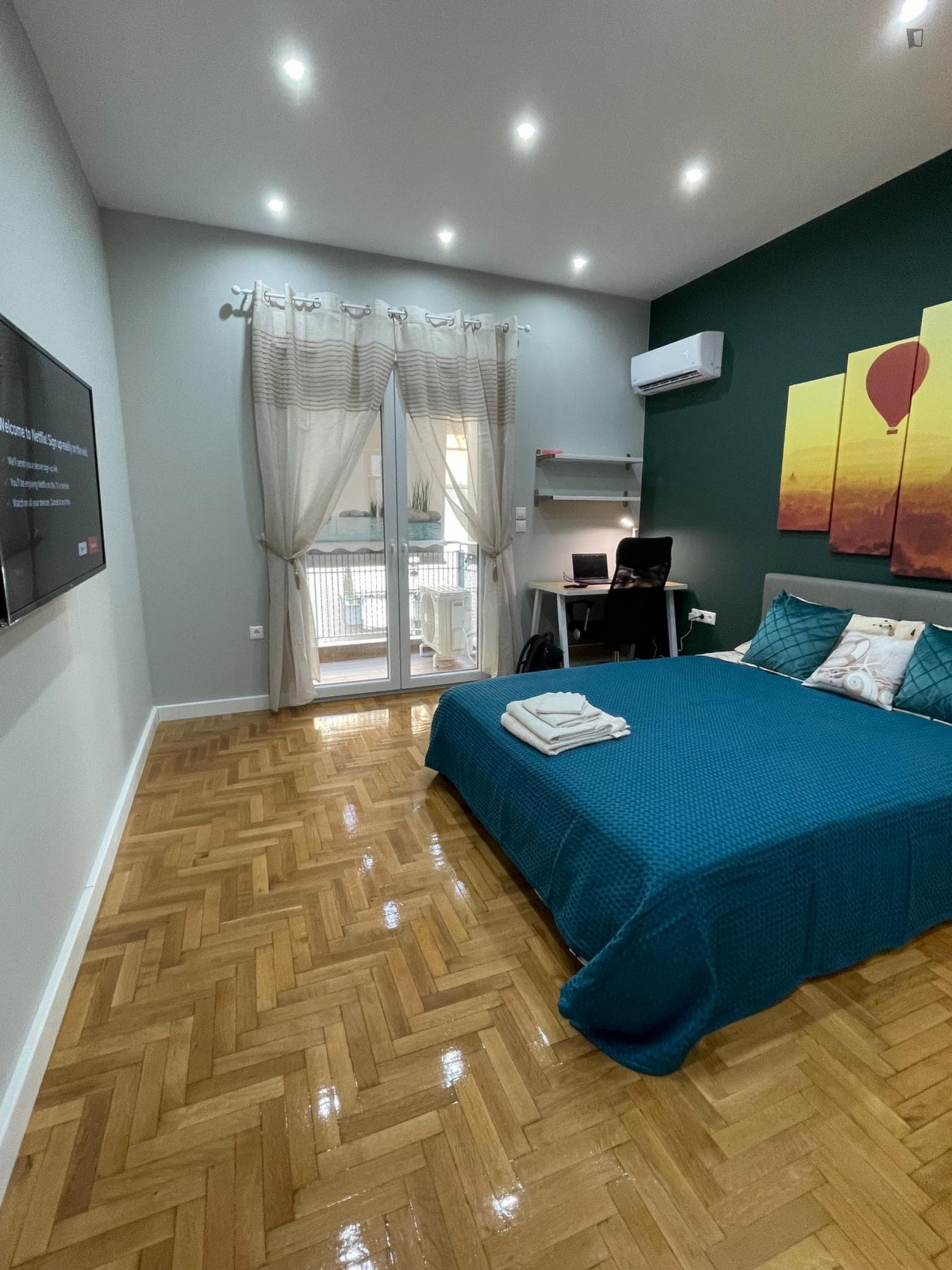 Colourful double ensuite bedroom in the Amerikis Square area photo 1