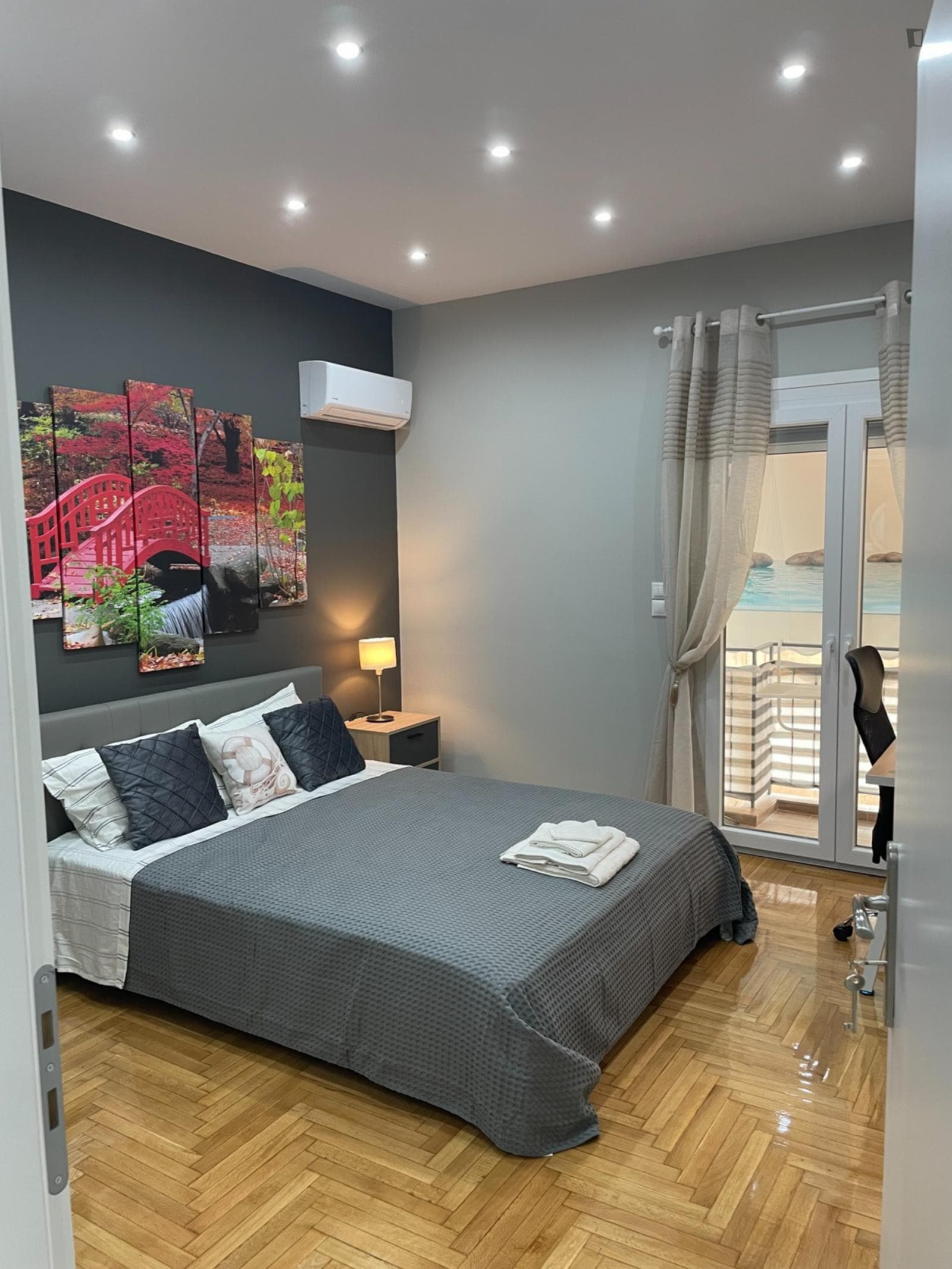 Appealing double ensuite bedroom near the Attica metro photo 1
