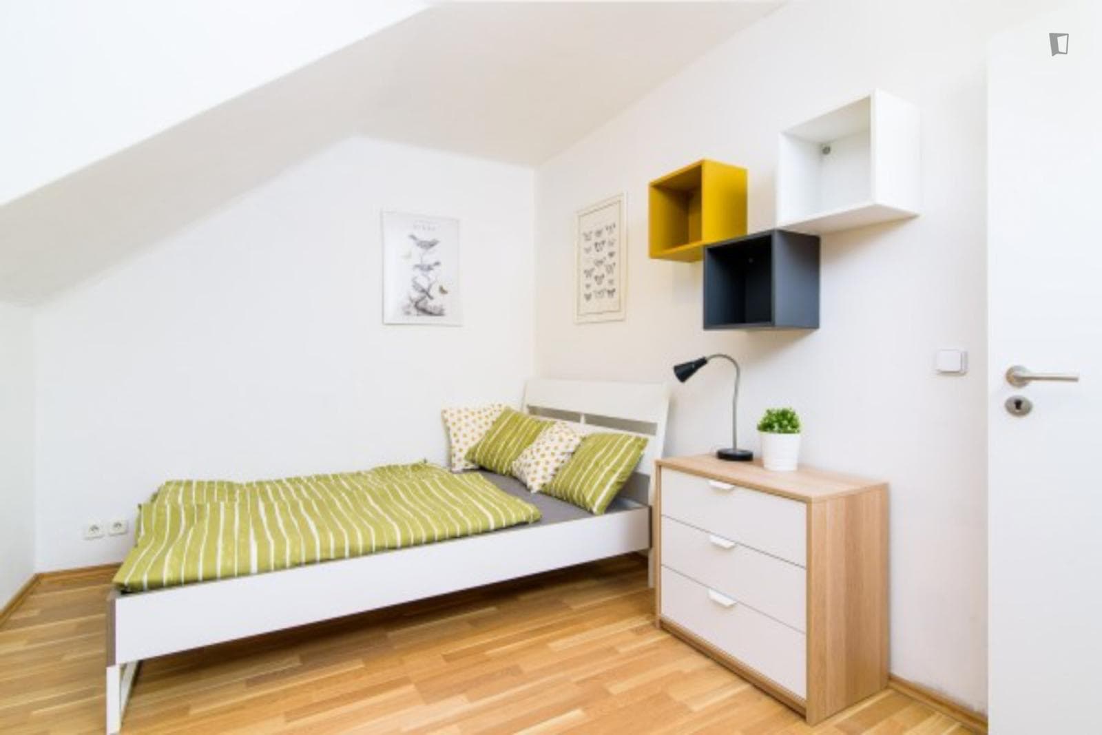 Bright double bedroom in a 5-bedroom apartment close to Platan javorolistý v park photo 1