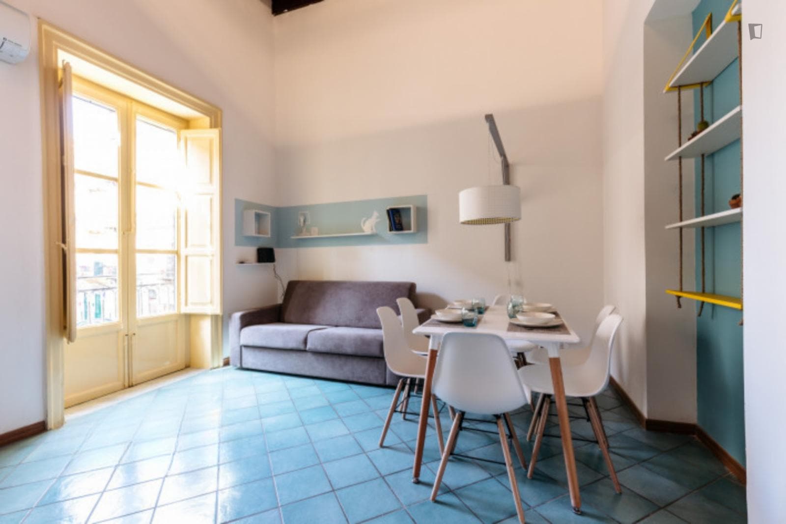 Charming 2-bedroom apartment with balcony close to Palermo Lolli train station photo 1