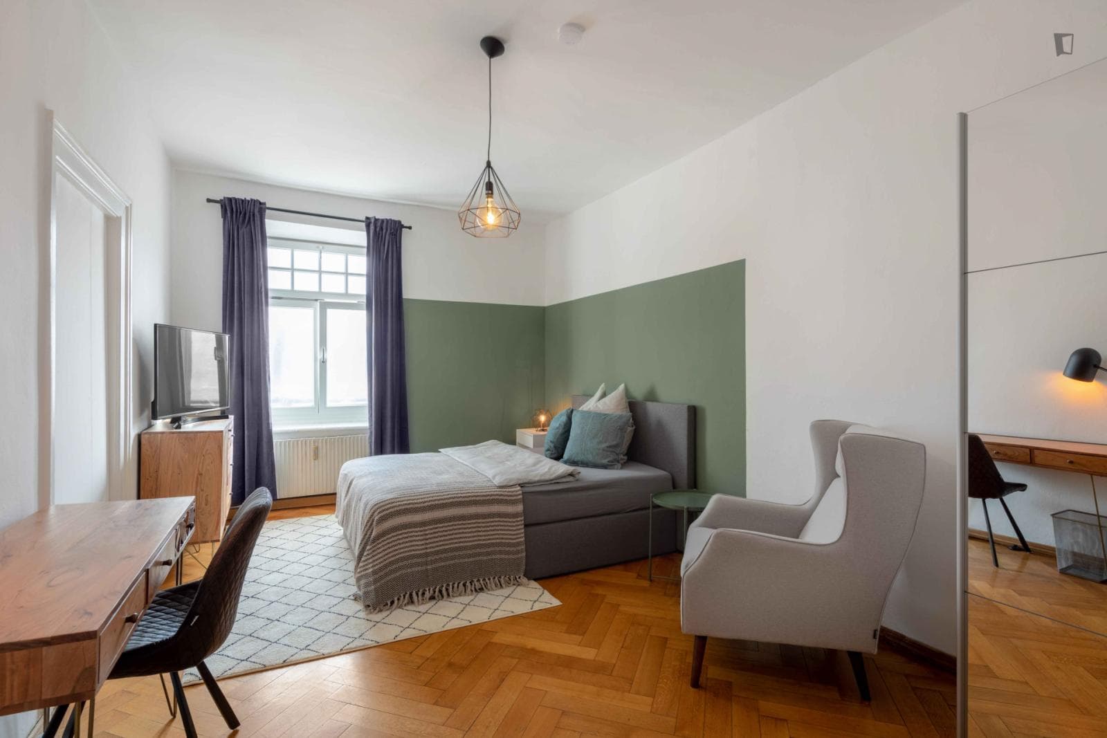 Single bedroom in a stunning 5 bedroom apartment close by Viktualienmarkt photo 1