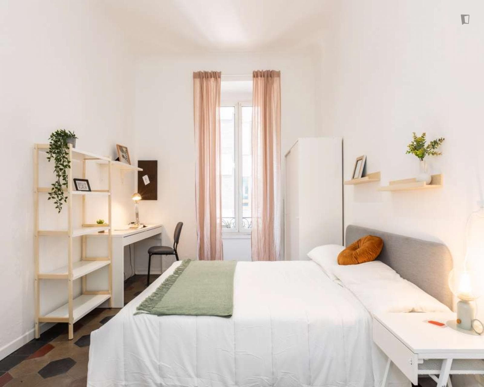 Bright double bedroom in a 2-bedroom apartment near Loreto metro station photo 1