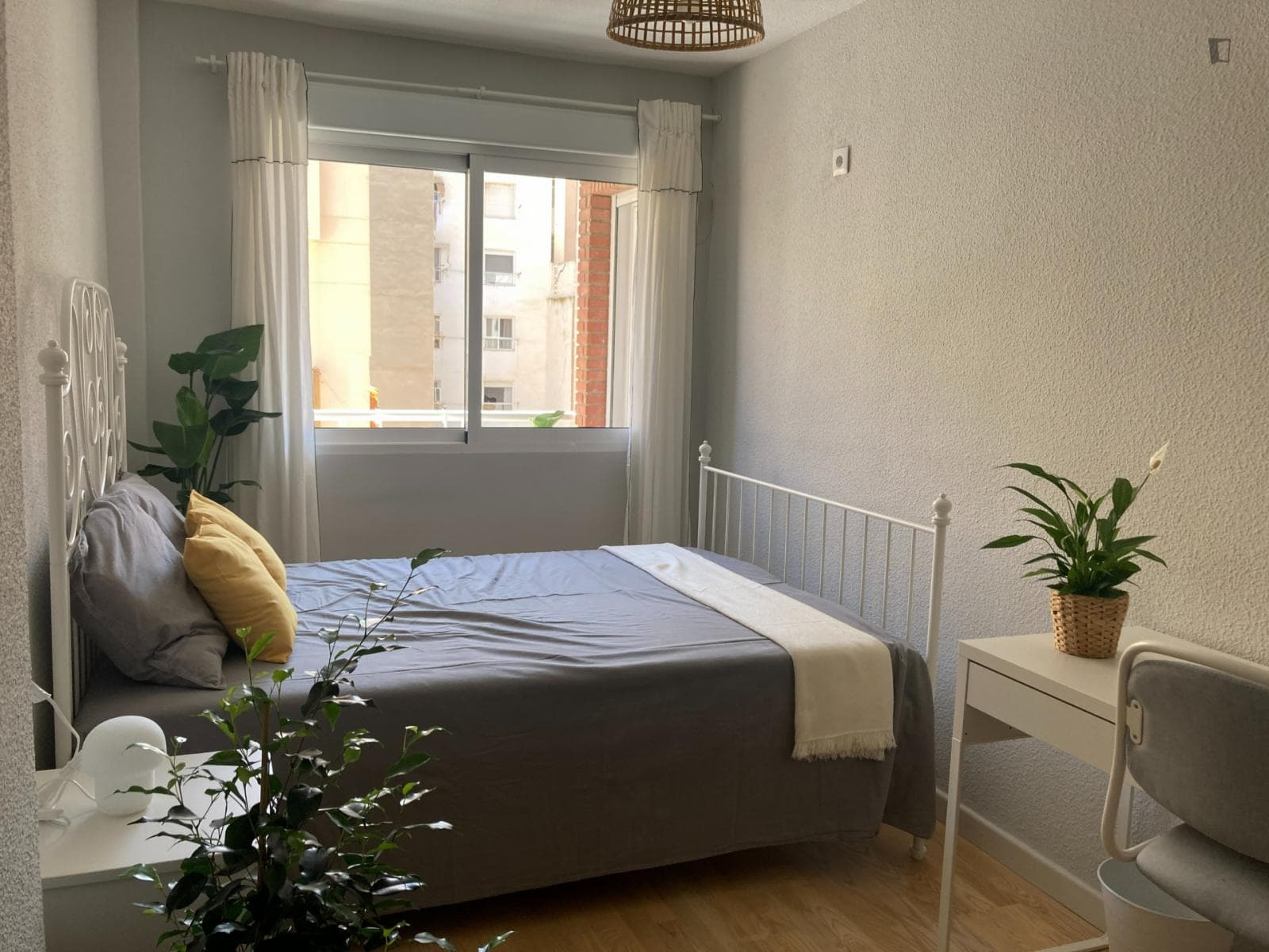 Sunny bedroom with double bed near Castell de Sant Ferran photo 1