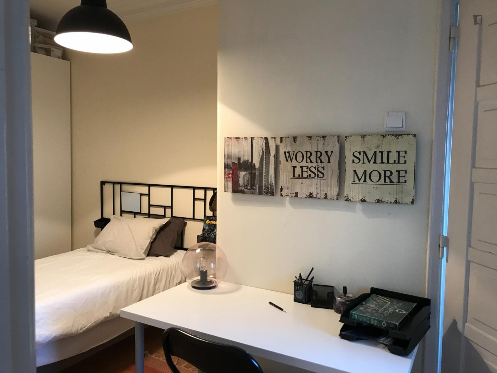 Cosy single bedroom with a private bathroom in a 4-bedroom flat photo 1
