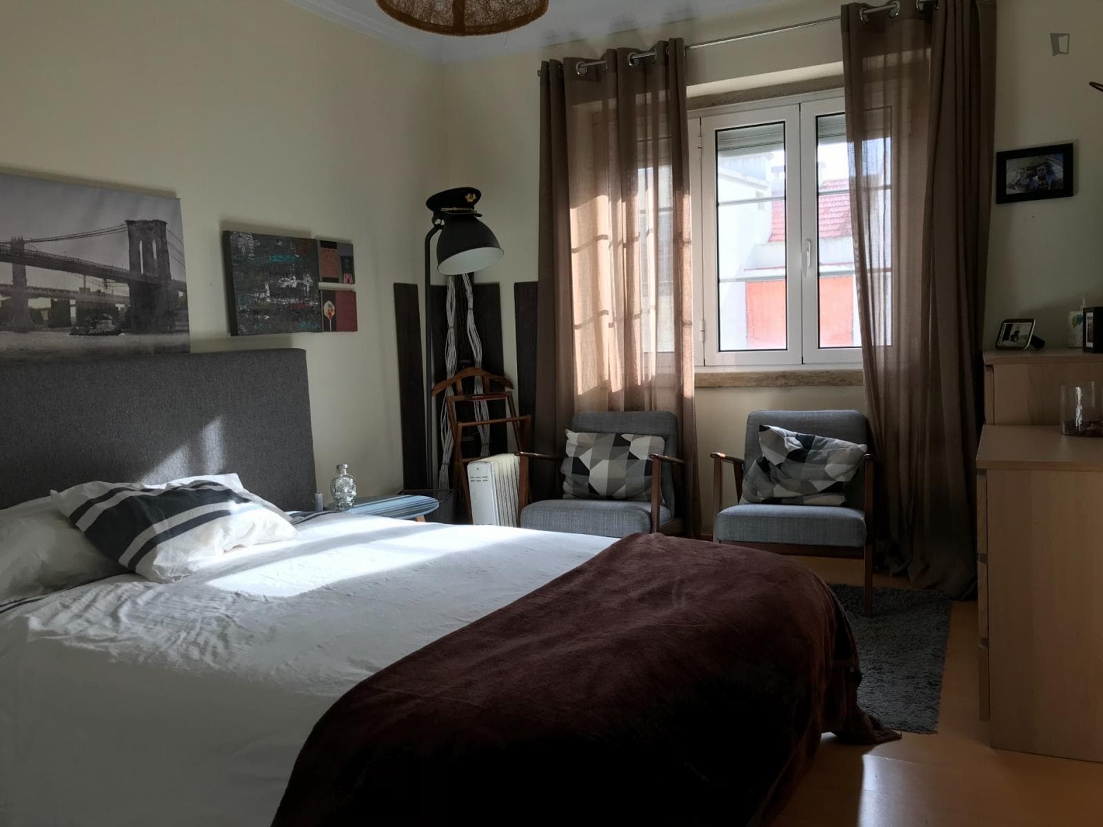 Lovely double ensuite bedroom next to Anjos metro station photo 1