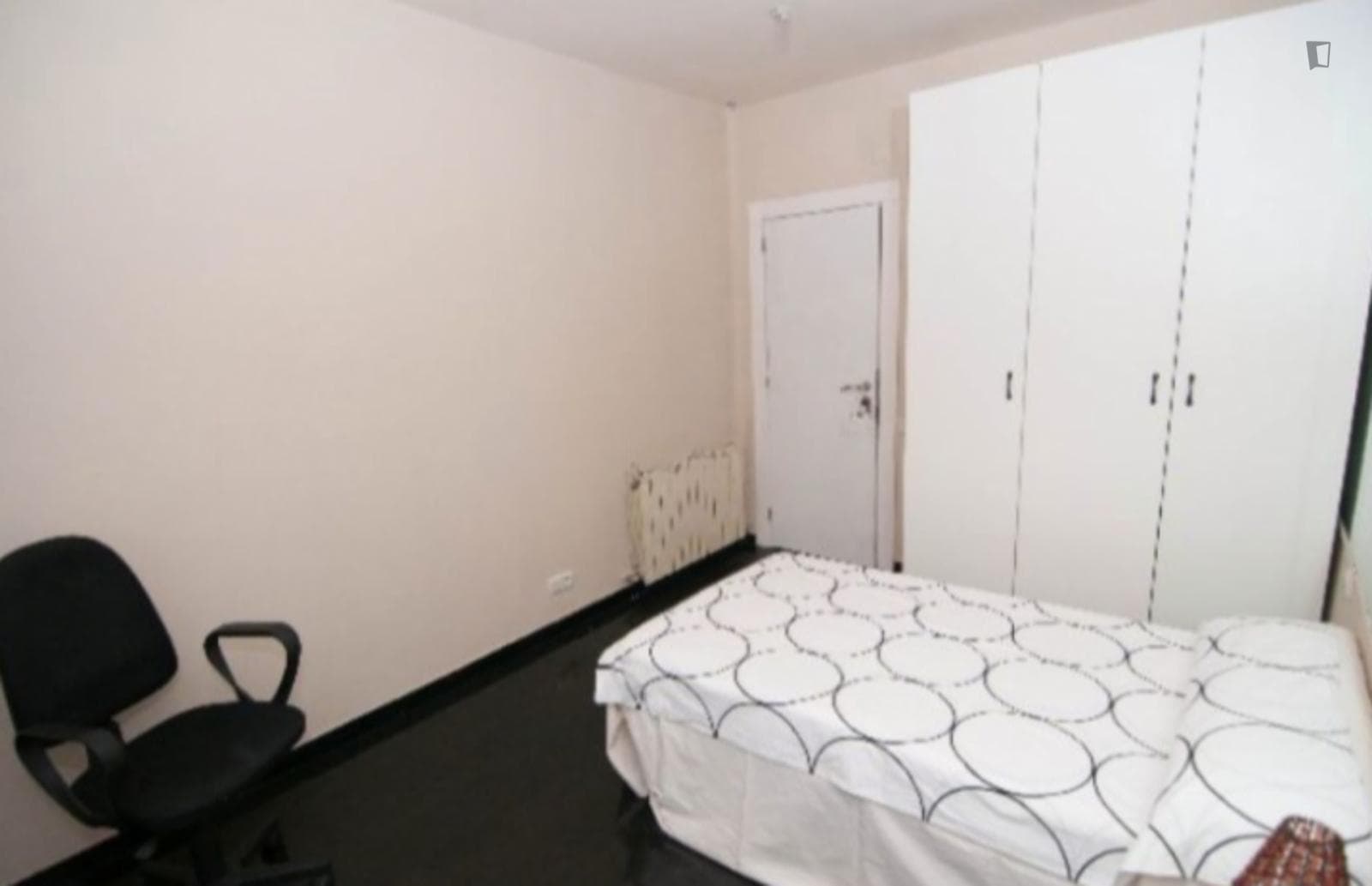 Enjoy this room in the heart of Oviedo photo 1