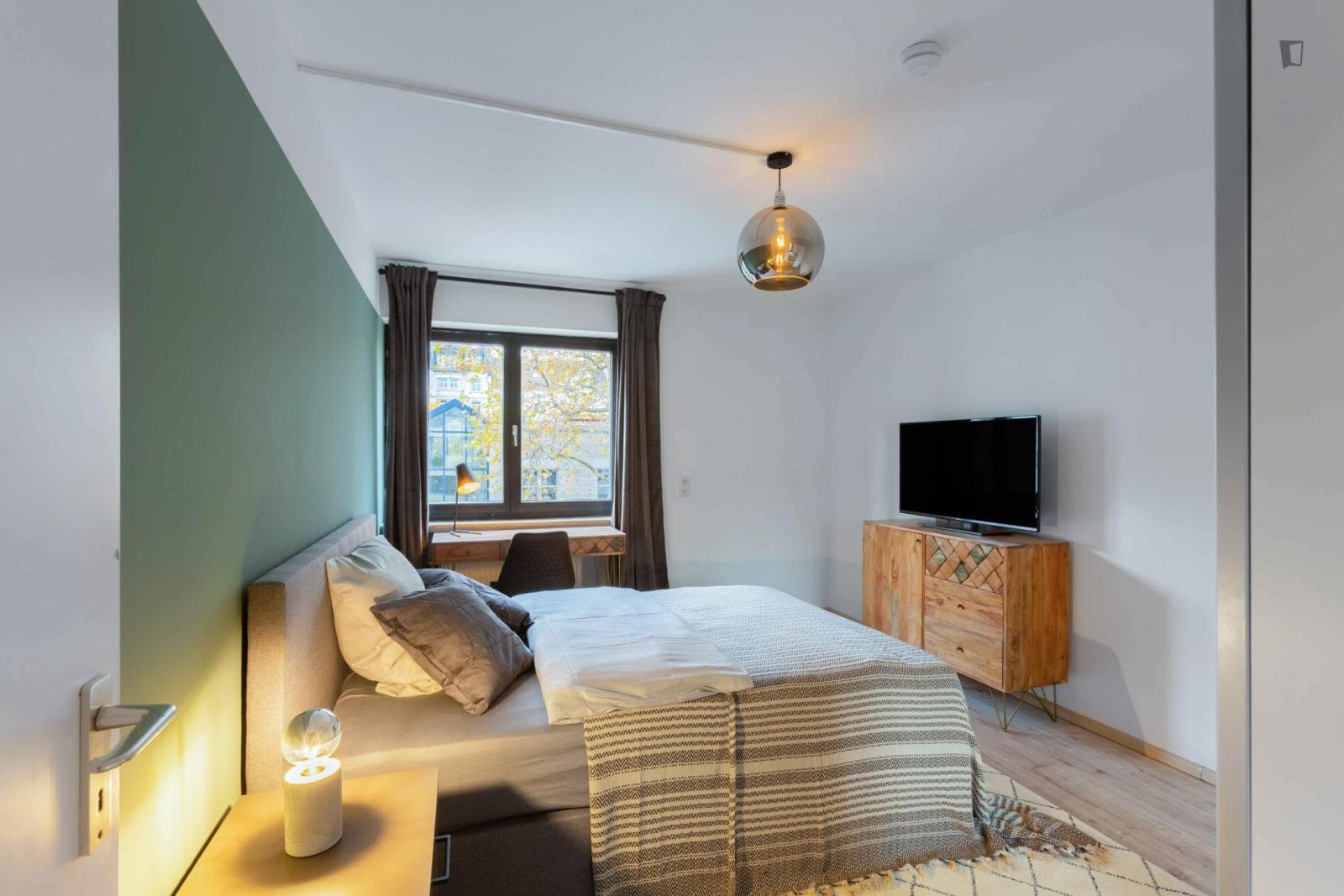 Comfy double bedroom with TV in a 6-bedroom apartment photo 1