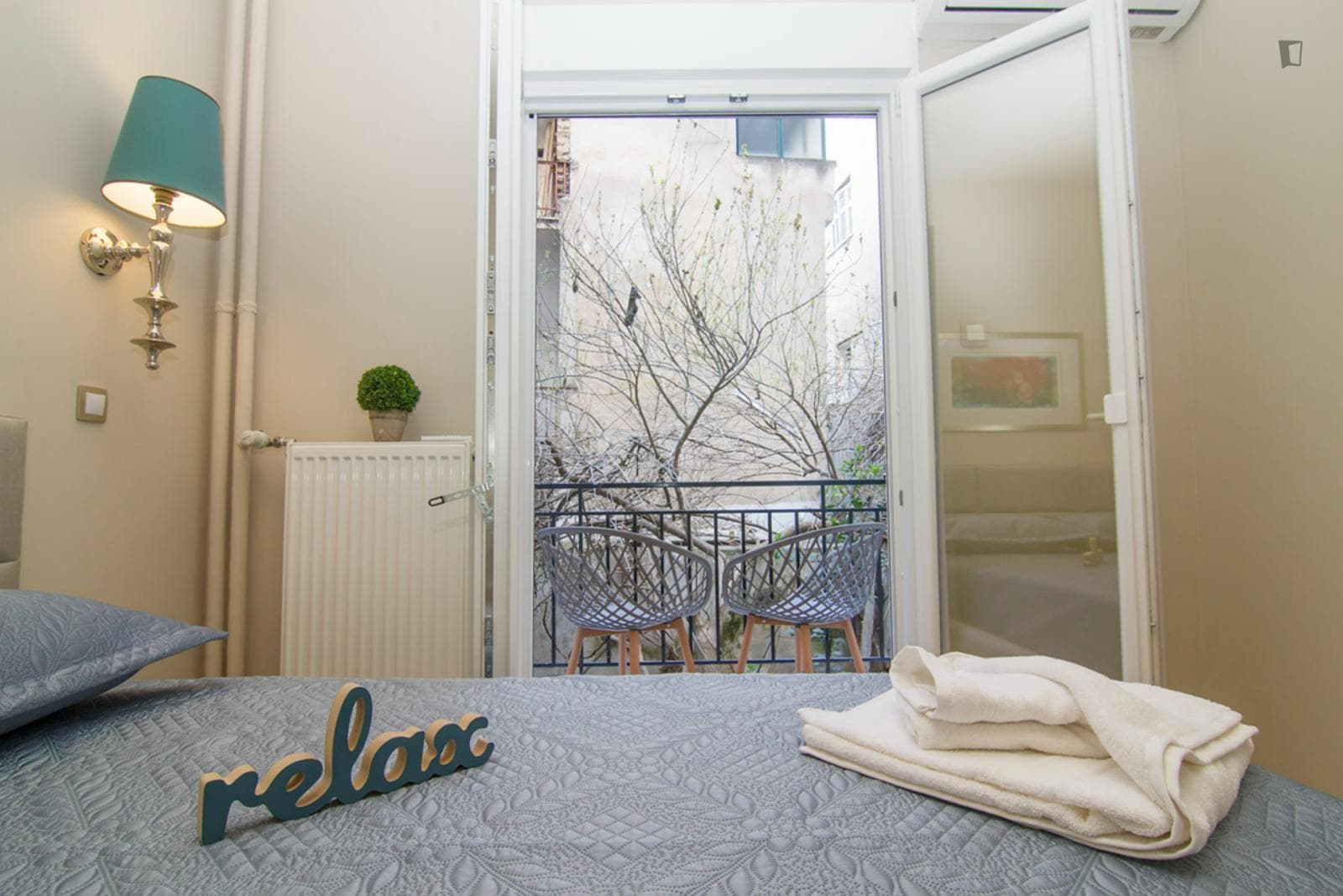 Modern and refurbished 2-bedroom flat with balconies and open plan layout photo 1
