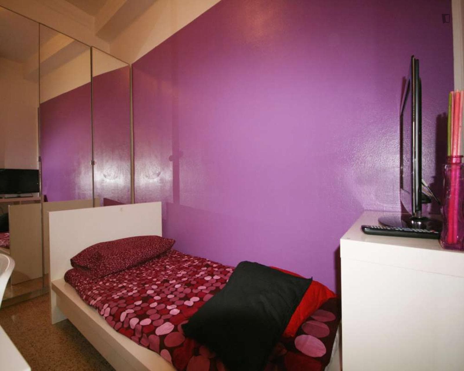 Cosy single bedroom in a seven-bedroom flat near Politecnico photo 1