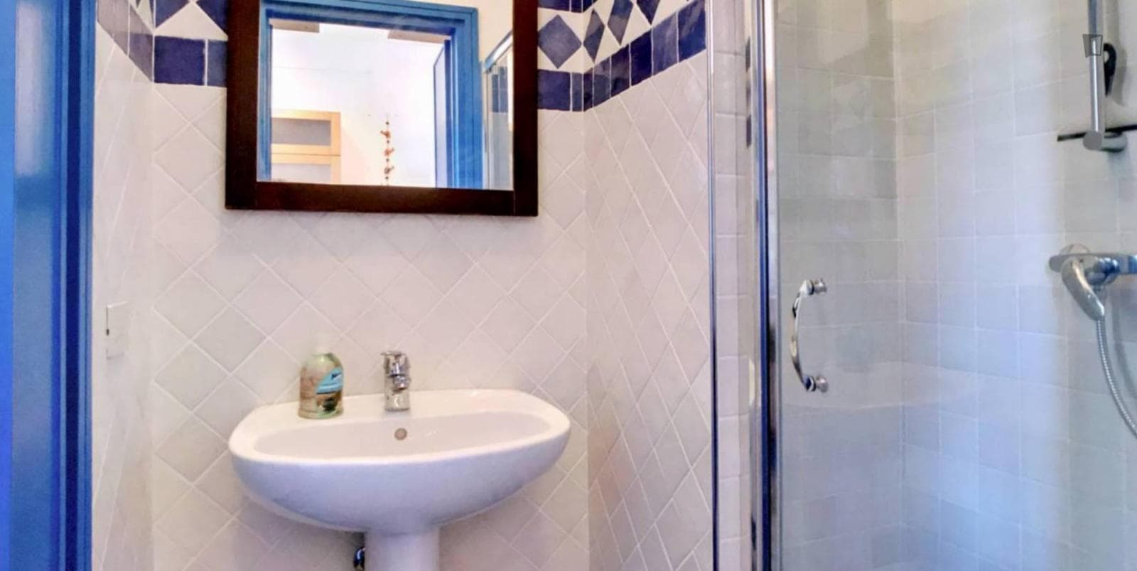 Single bed in a twin bedroom close to Centrale metro station photo 1