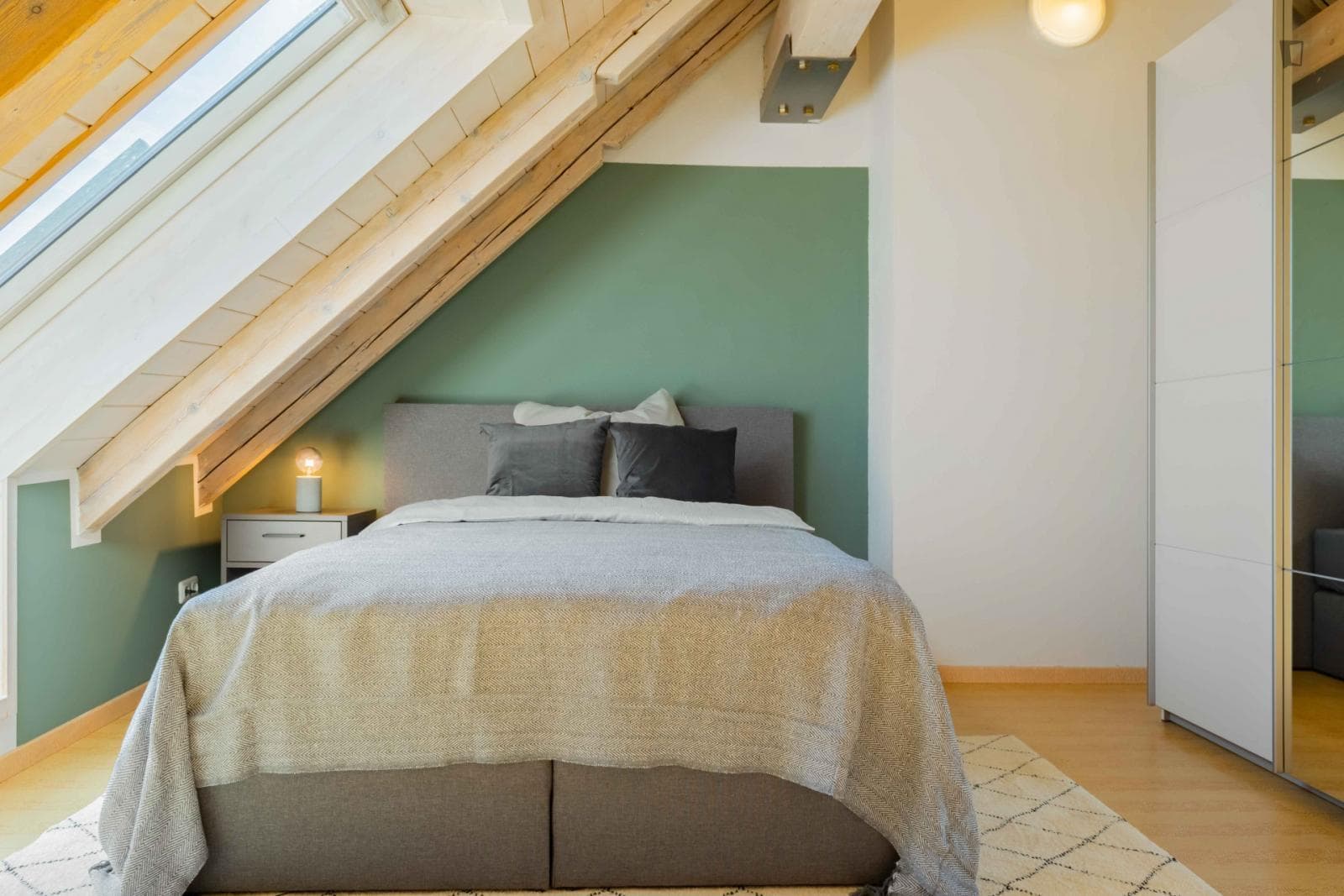 Alluring double bedroom near Aussichtsplattform am Neuhof Park photo 1