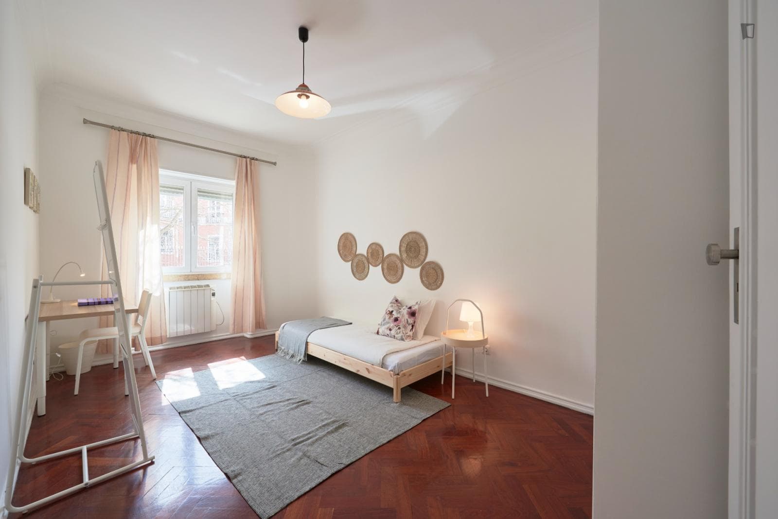 Large single bedroom in Arroios photo 1