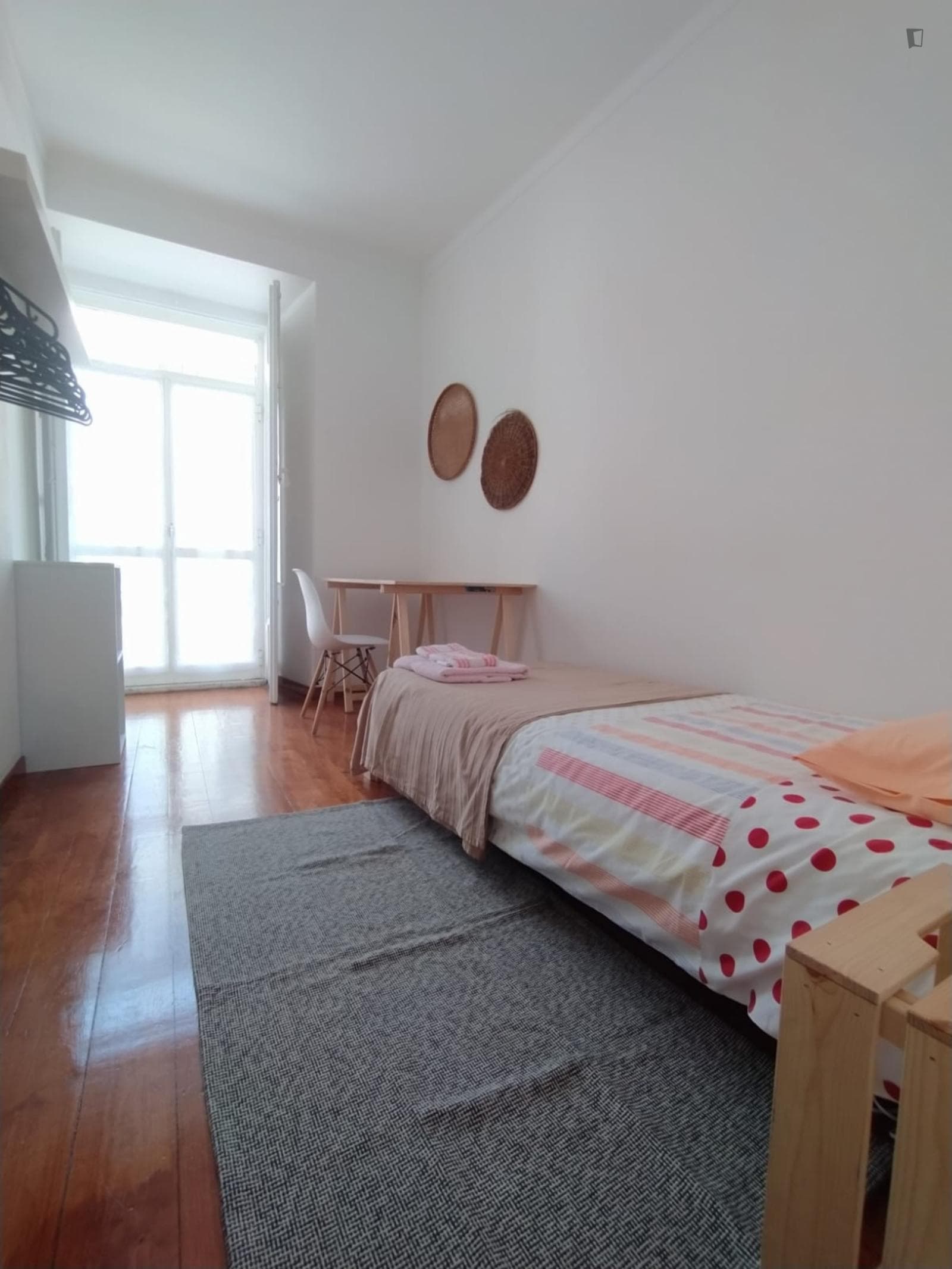 Single Bedroom with balcony in a 4-bedroom apartment photo 1