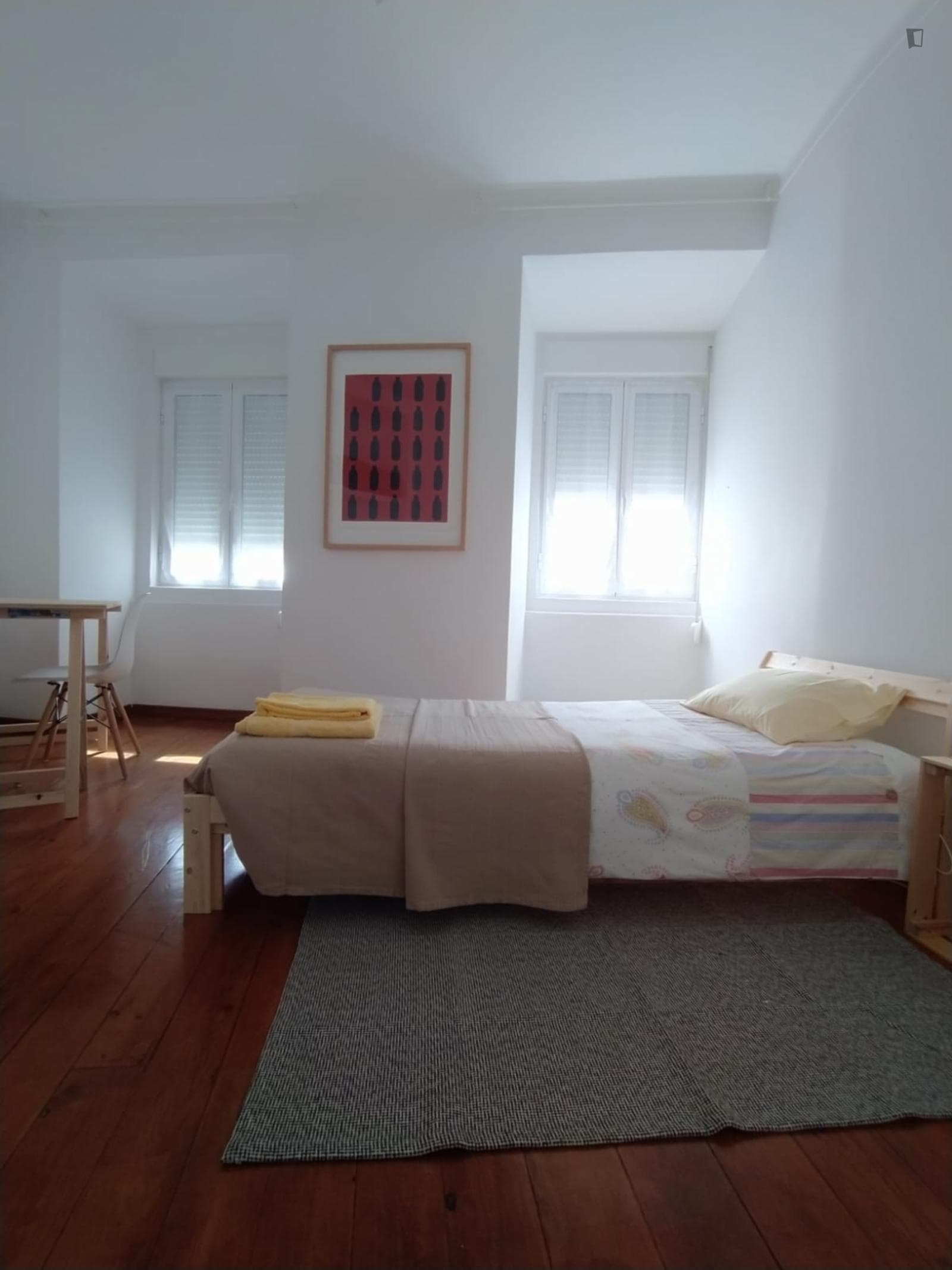 Single Bedroom with 2 windows in a 4-bedroom apartment photo 1