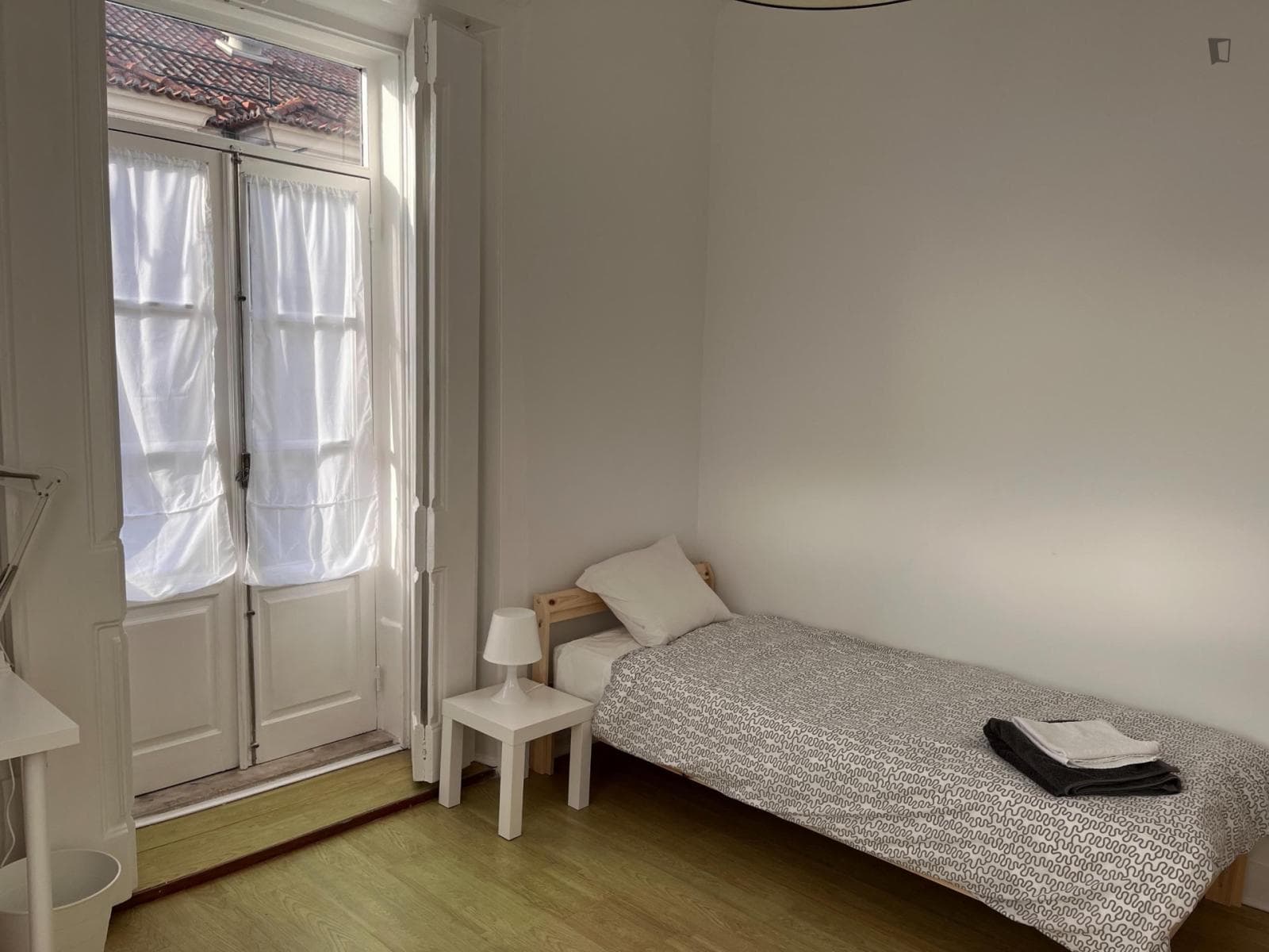 Spacious single bedroom with a balcony, in Lisbon's downtown photo 1