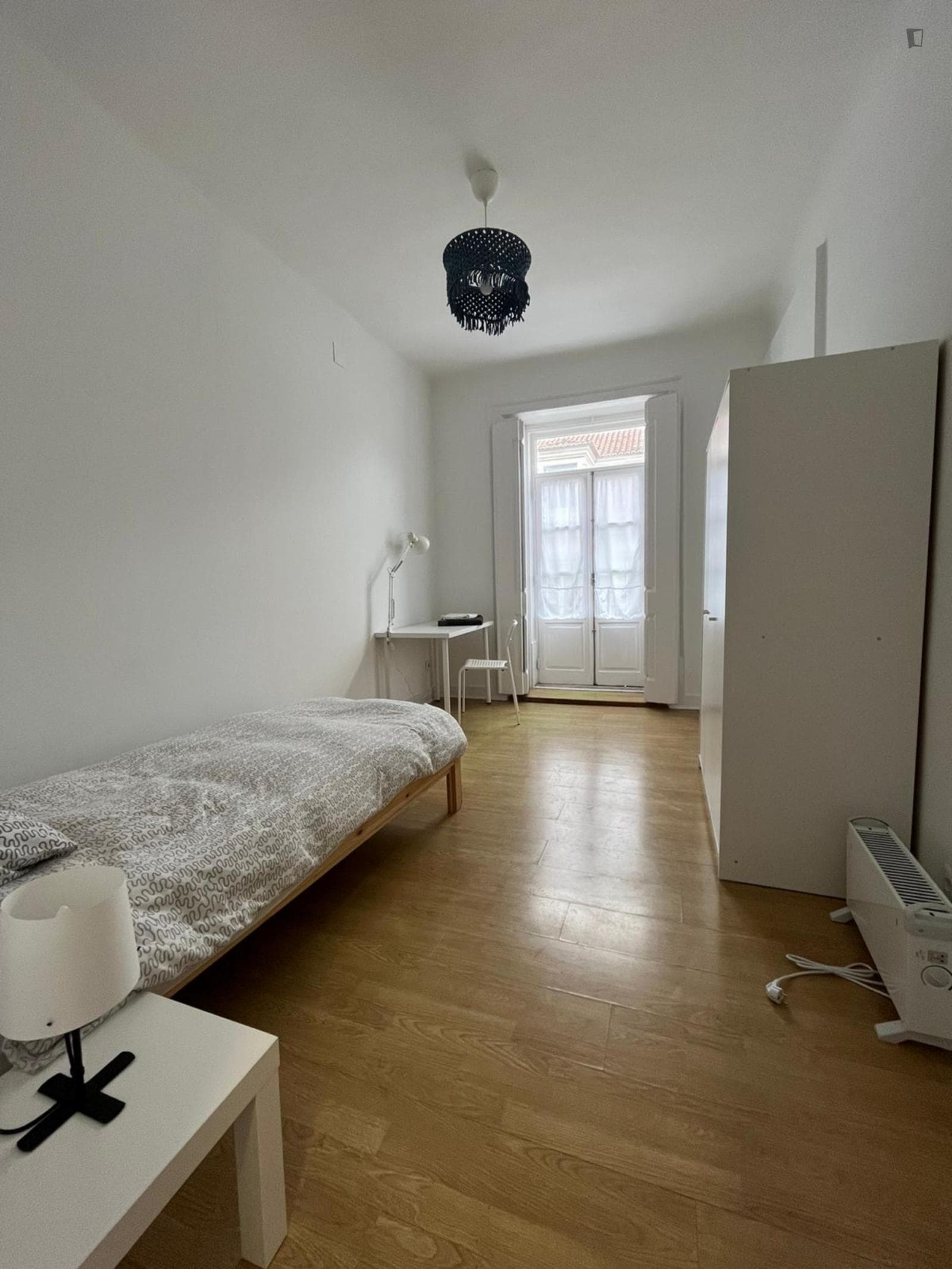 Homely single bedroom with a balcony, near the Baixa-Chiado metro photo 1