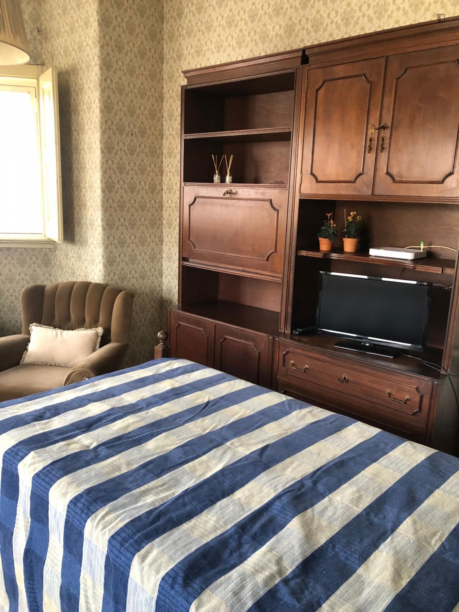 Single Bedroom in a 6-bedroom apartment photo 1