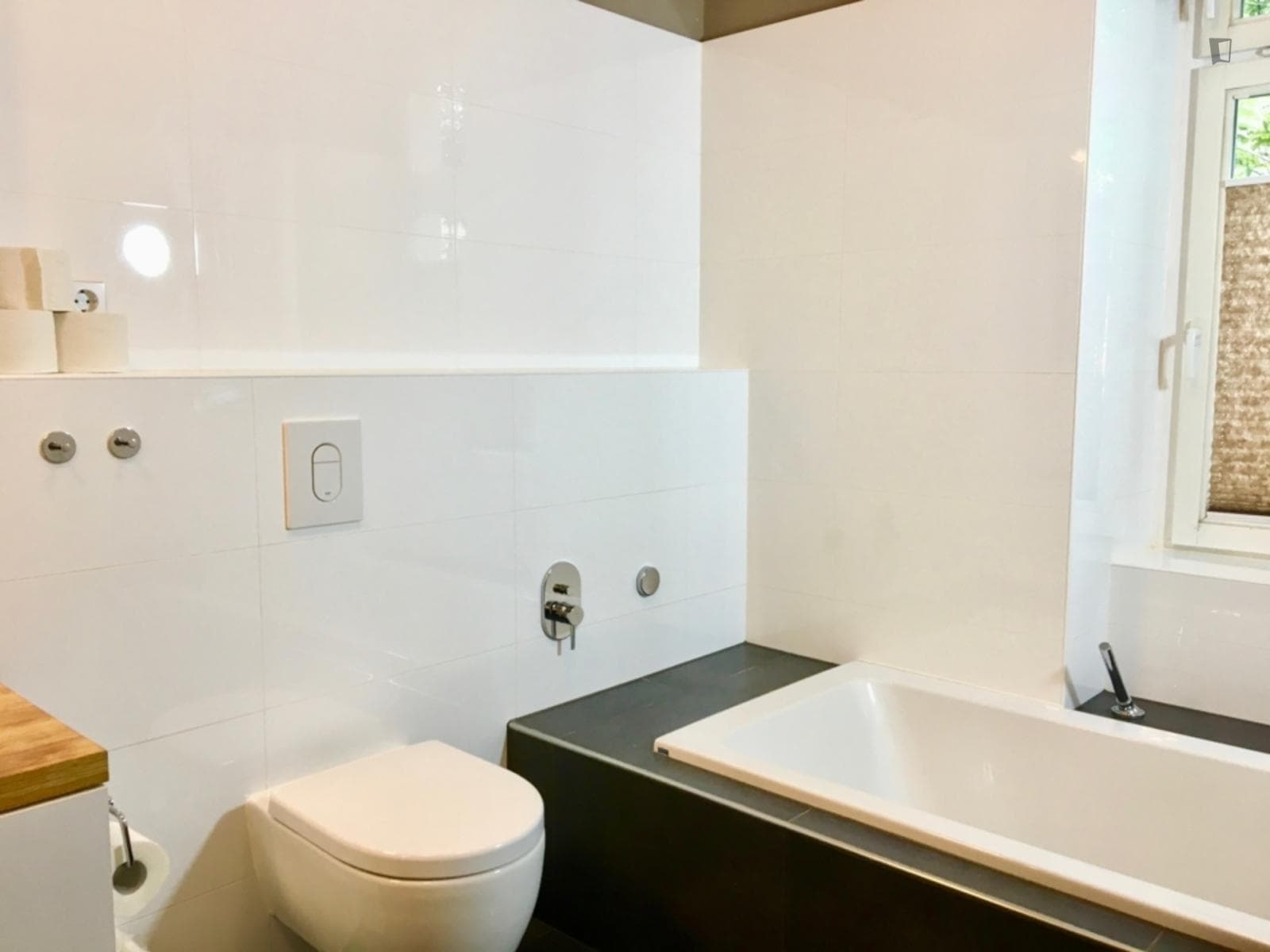 Comfy 2-bedroom apartment close to Zionskirchplatz photo 1