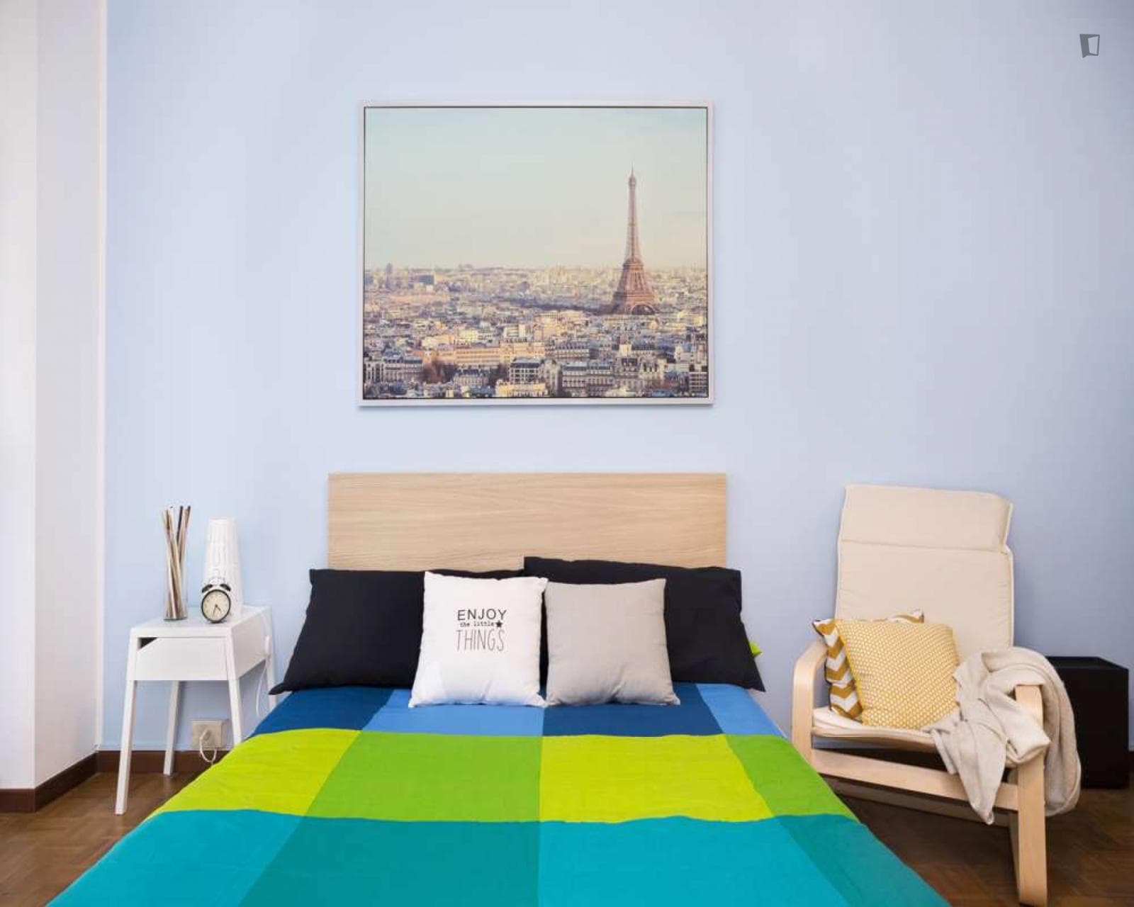 Bright single bedroom in a three-bedroom flat in Lorenteggio photo 1