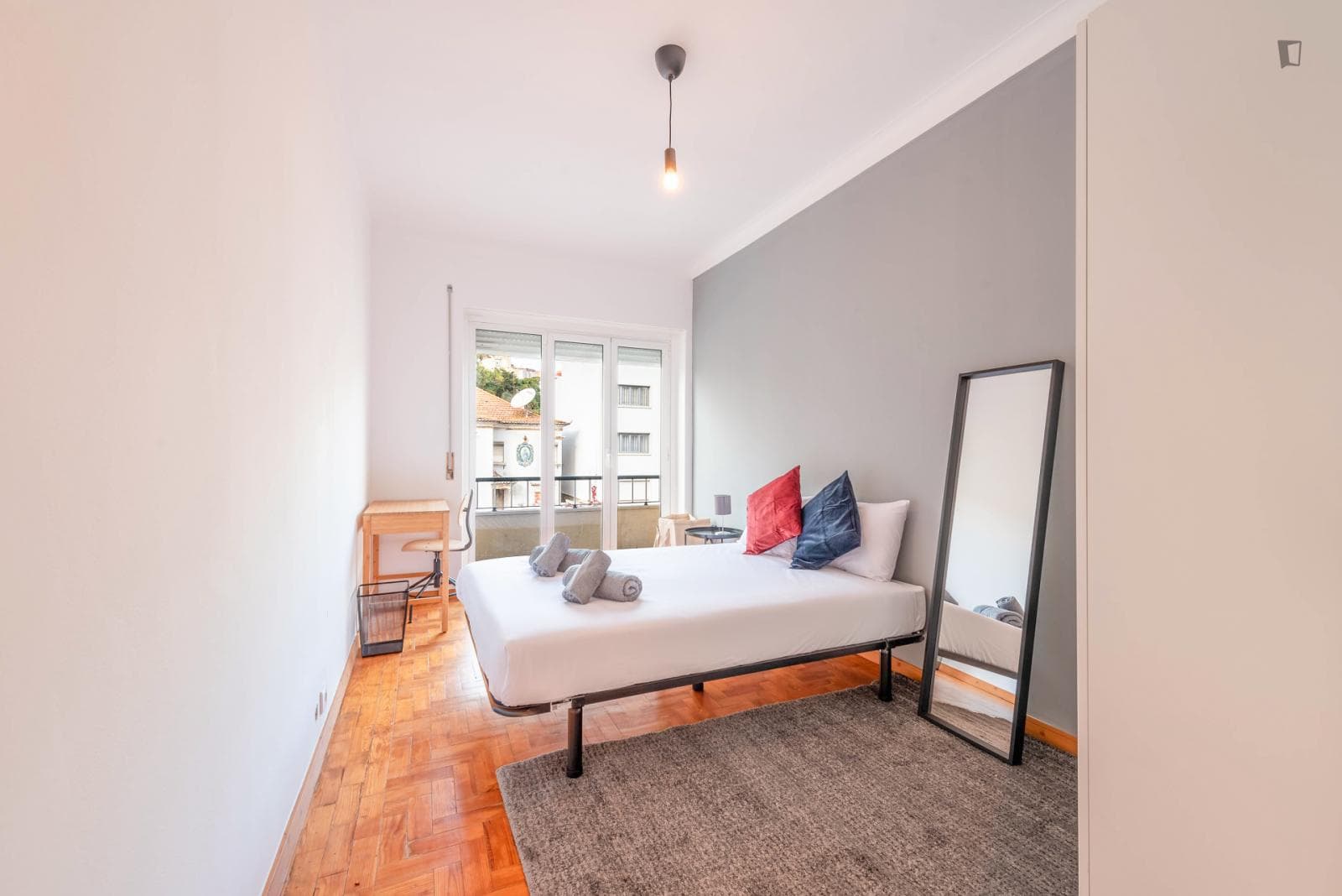 Bright bedroom in an apartment very close to Campo Grande metro station photo 1