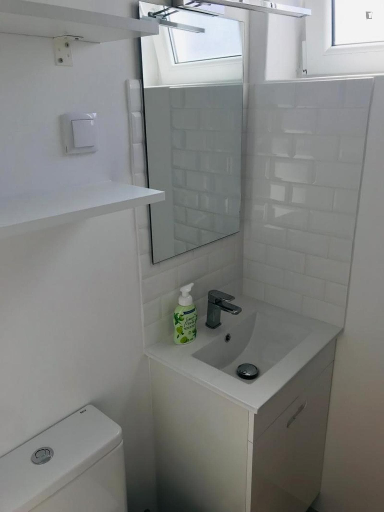 Fully refurbished 2-bedroom apartment at the hear of Benfica photo 1