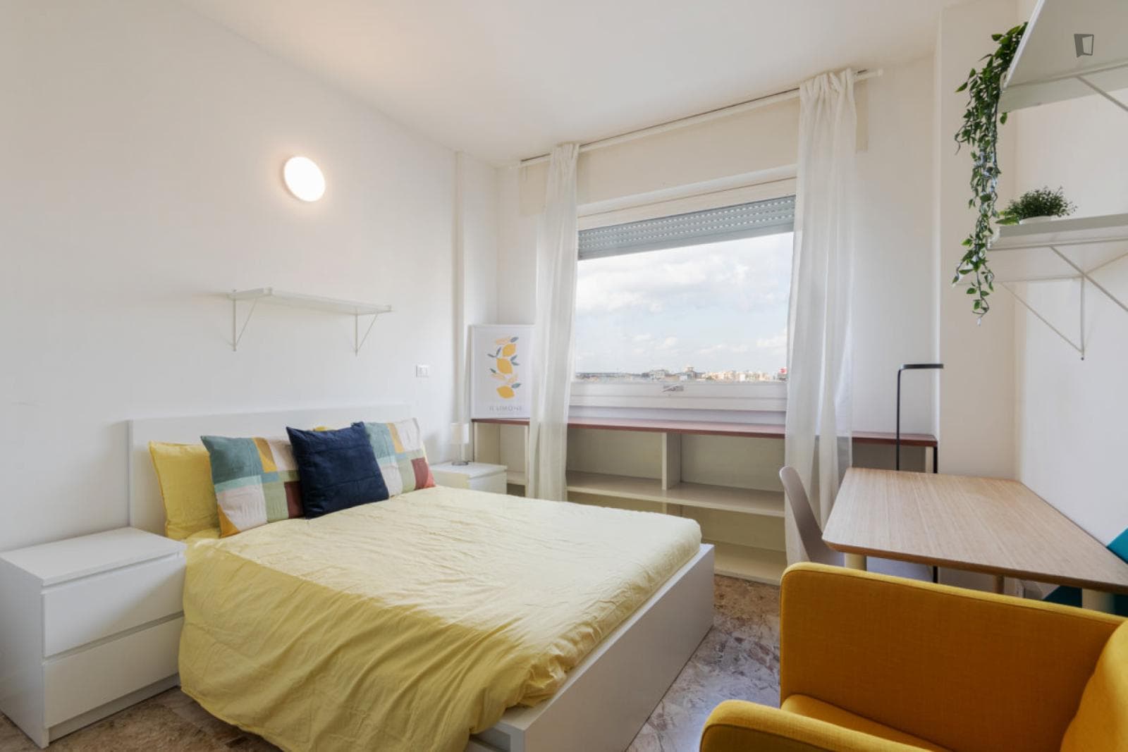 Neat double bedroom in shared apartment close to Centrale area photo 1