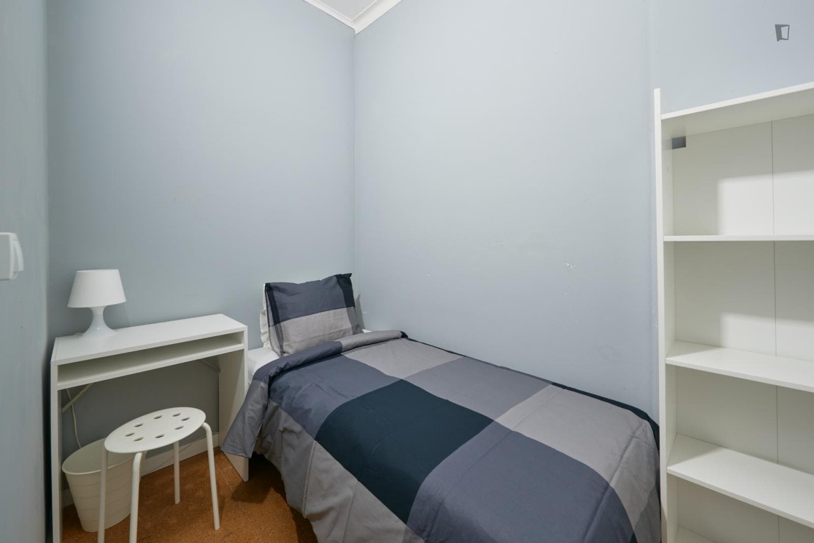 Cosy single bedroom with no windows in a 6-Bedroom apartment, in Carnide photo 1