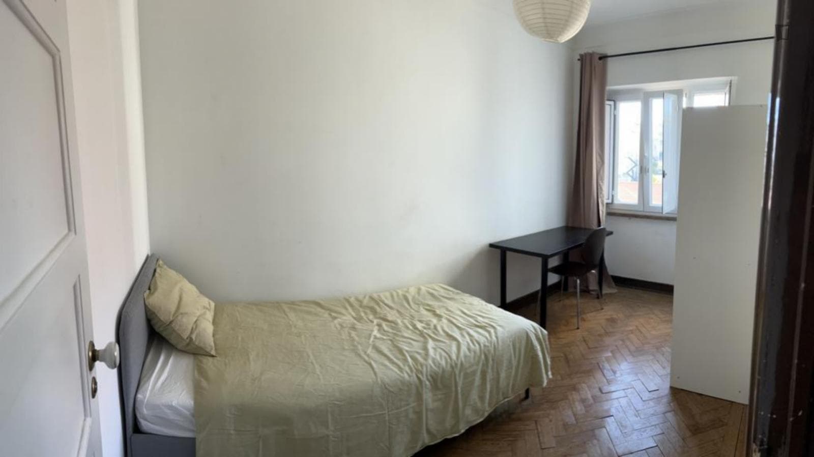 Comfortable single bedroom in 4 bedroom apartment photo 1