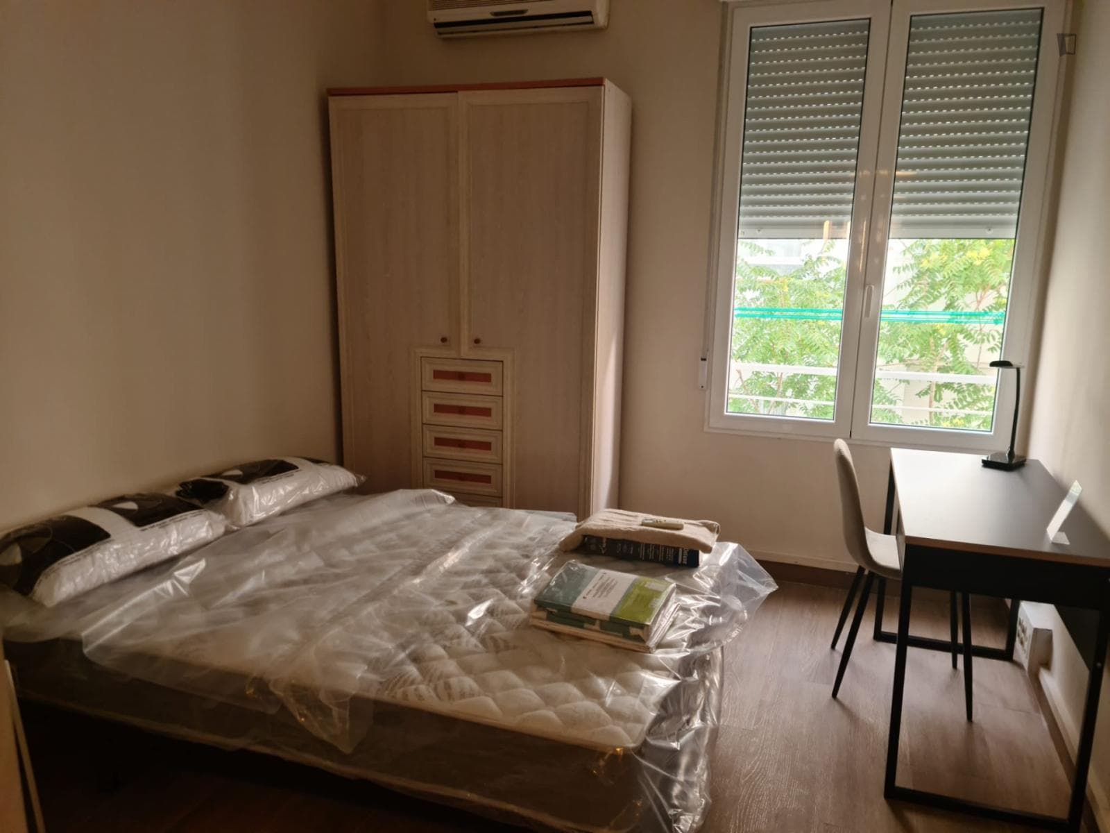 Inviting double bedroom next to Plaza de los Sitios photo 1