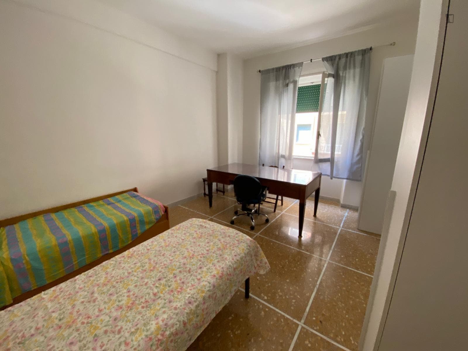 Comfy twin bedroom in a 2-bedroom apartment, close to Sapienza Università di Roma photo 1