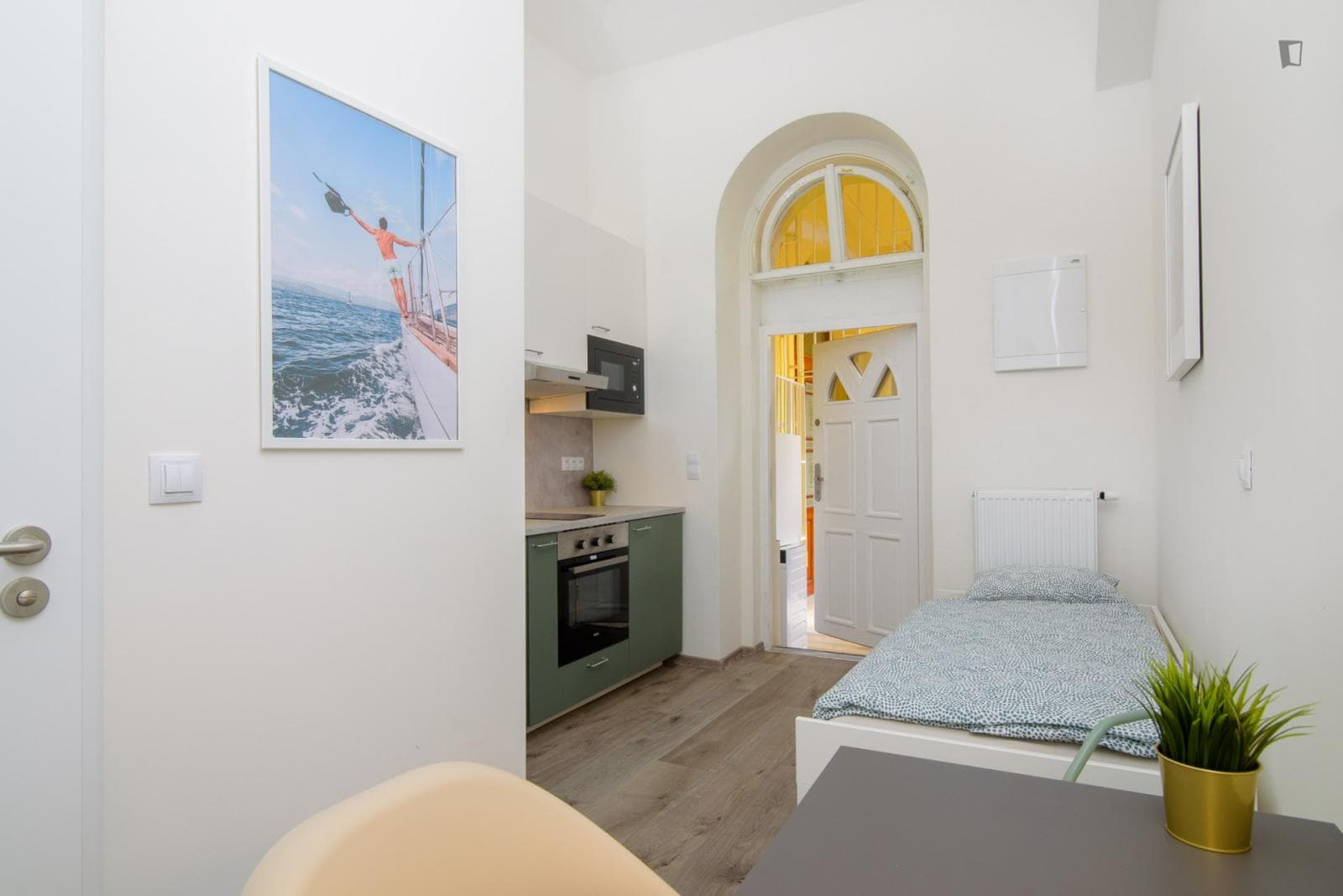 Bright 1-bedroom apartment close to New Town photo 1